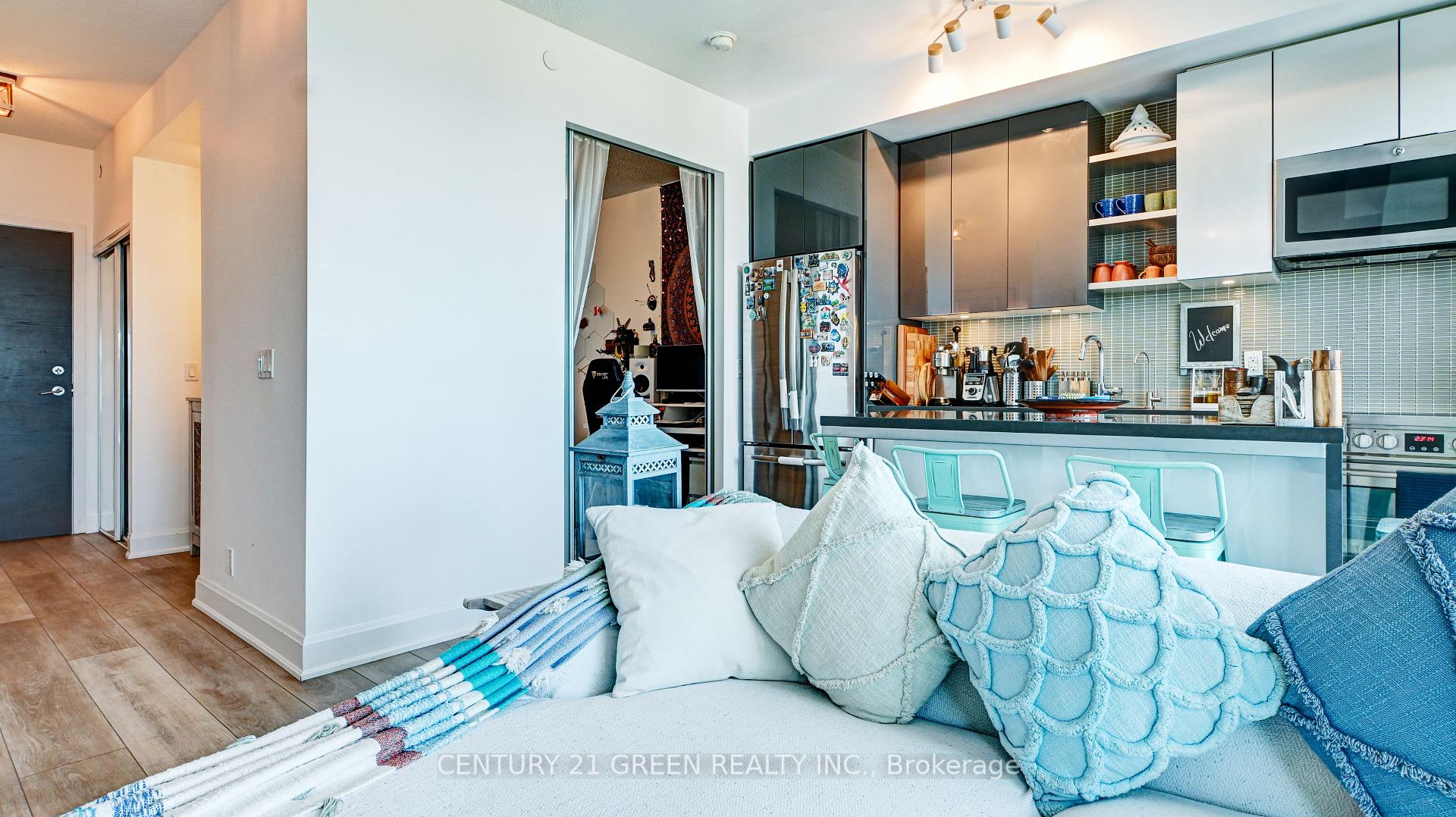 2 Bedrooms Condo at 33 Shore Breeze, Toronto For sale