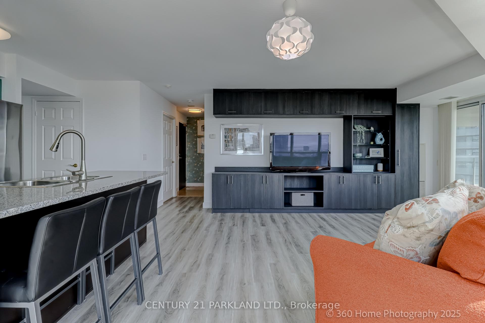2 Bedrooms Condo at 30 Grand Trunk, Toronto For sale