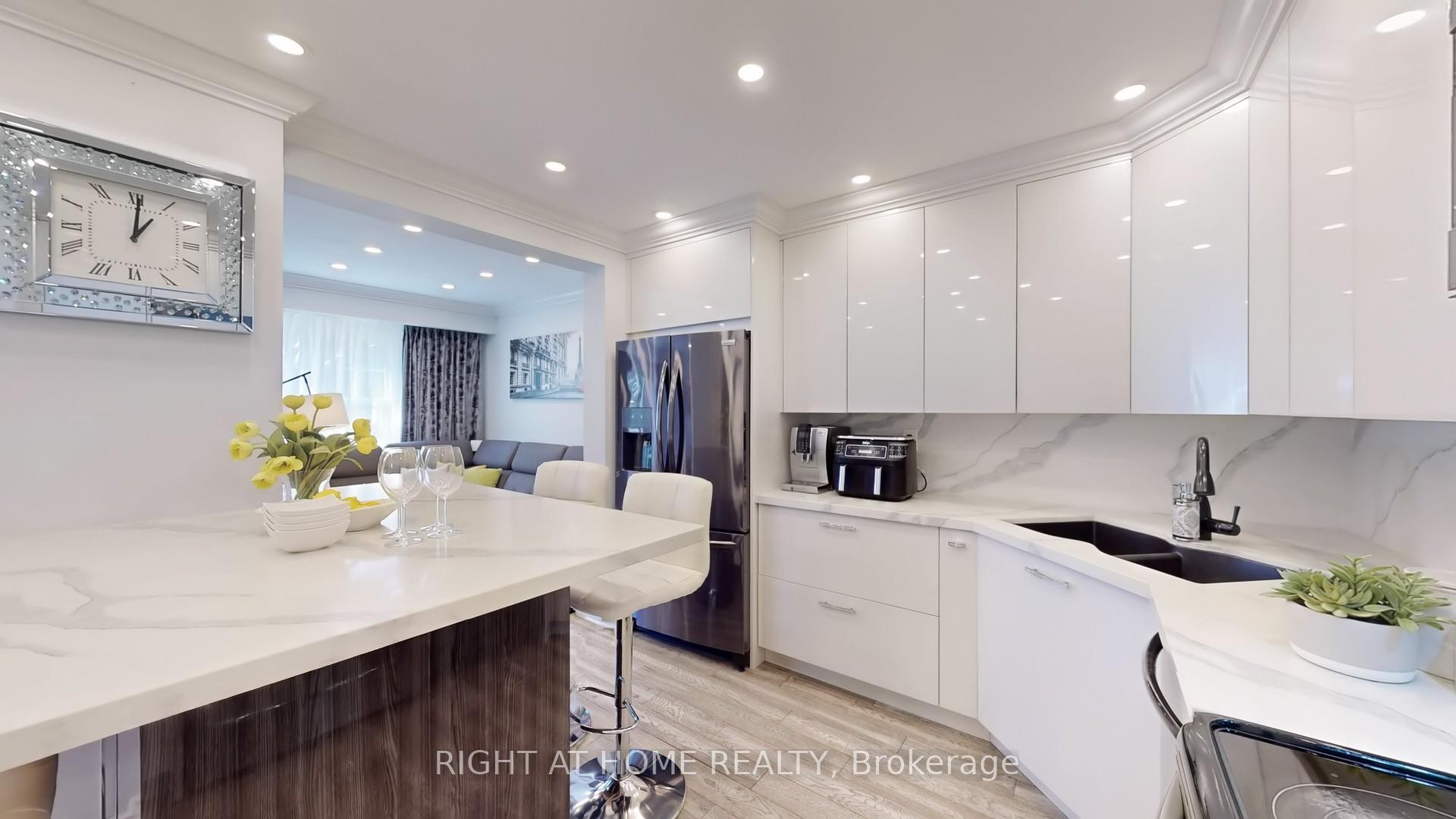 3 Bedrooms Condo at 1951 Rathburn, Mississauga For sale