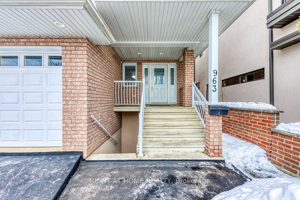 963 Hampton Crescent, Mississauga, ON L5G 4G7