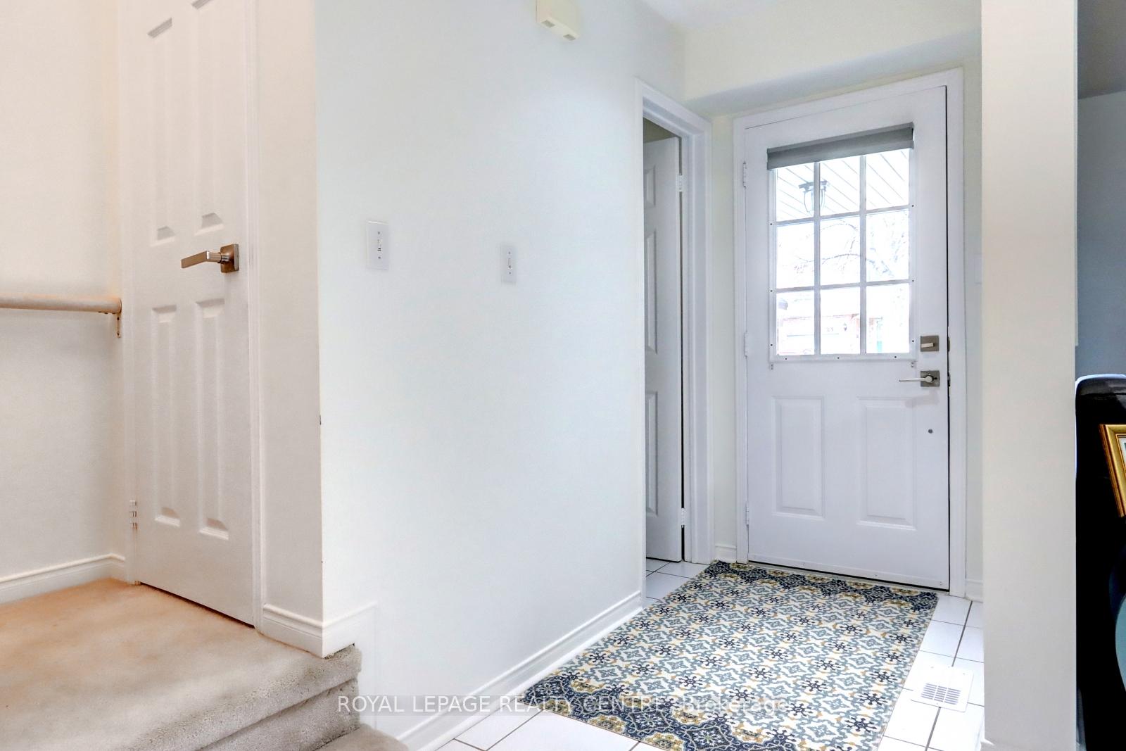 3 Bedrooms Condo at 5230 Glen Erin, Mississauga For sale