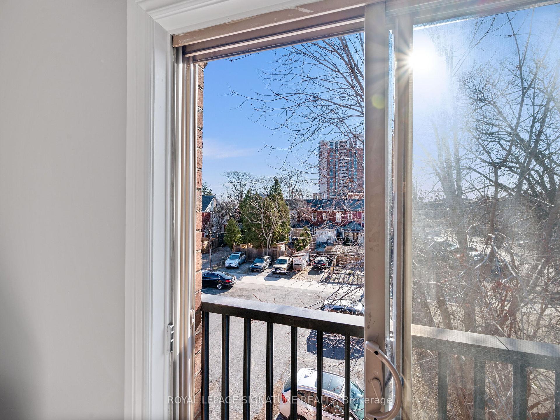 2 Bedrooms Condo at 28 Victoria, Hamilton For sale