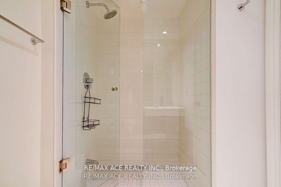 3 Bedrooms Condo at 386 Yonge, Toronto For sale