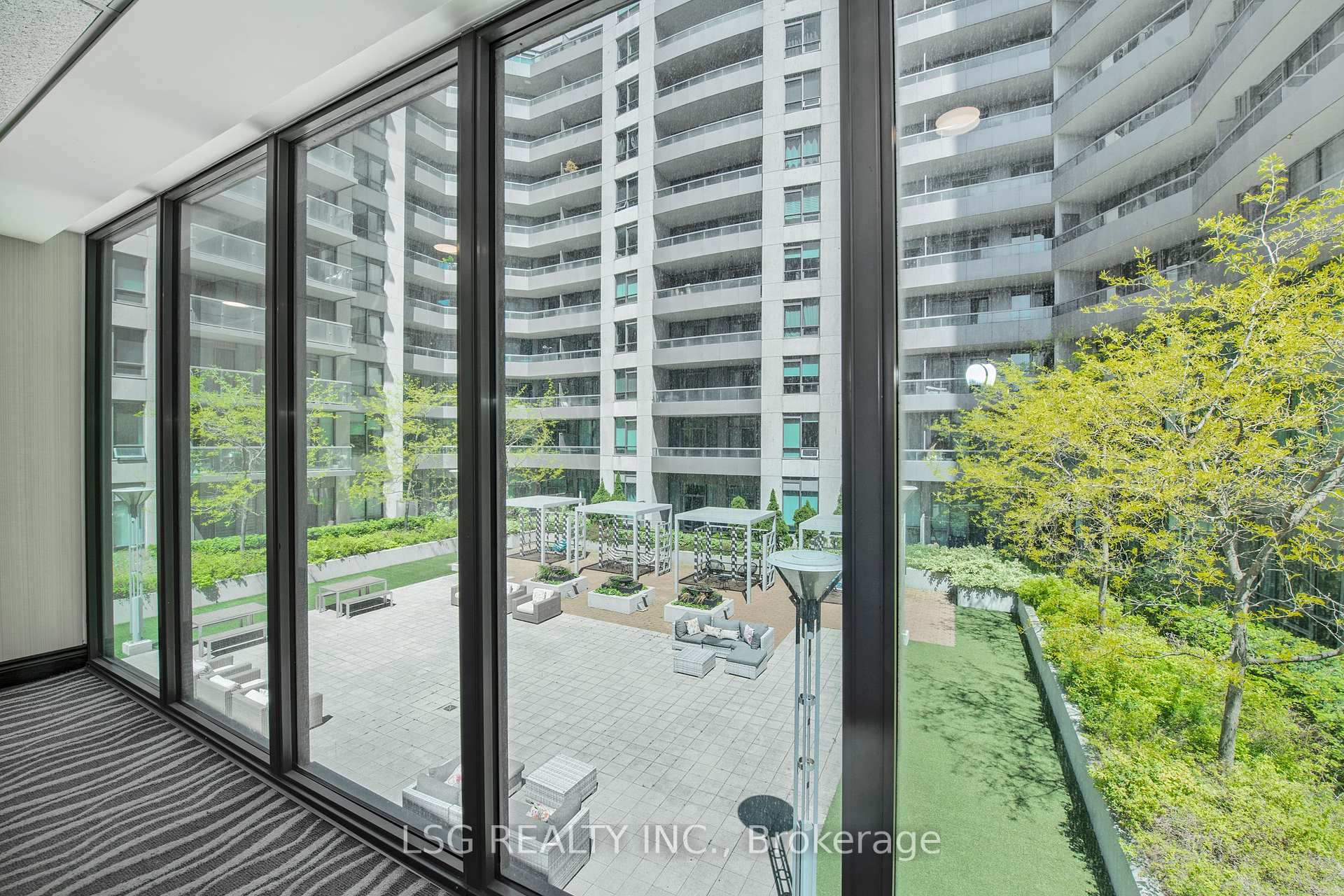 2 Bedrooms Condo at 19 Grand Trunk, Toronto For sale
