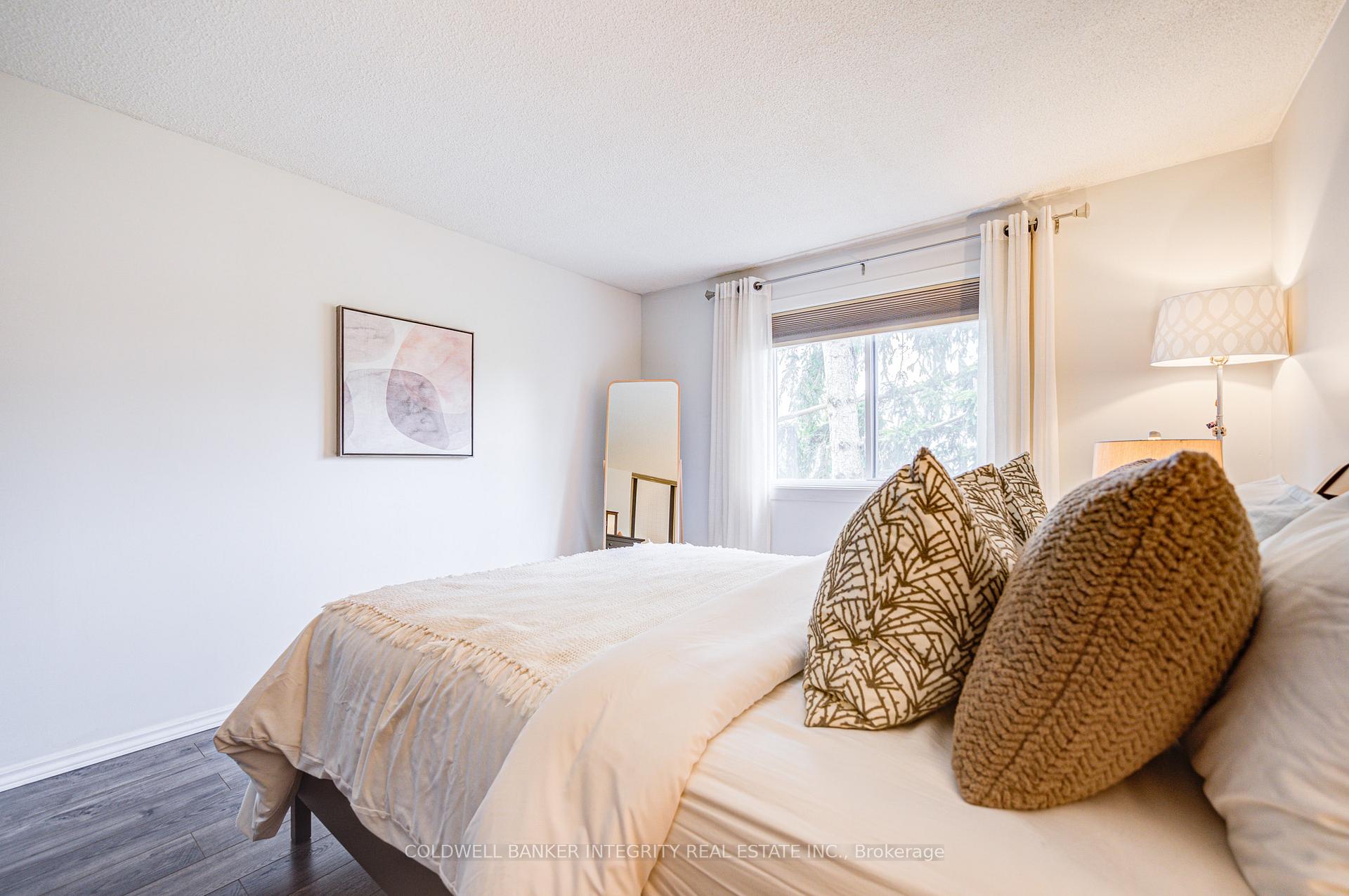 3 Bedrooms Condo at 1036 Falgarwood, Oakville For sale