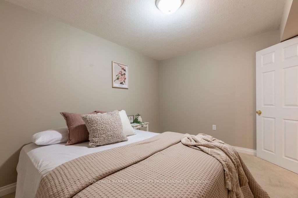 2 Bedrooms Condo at 130 Southbrook, Hamilton For sale