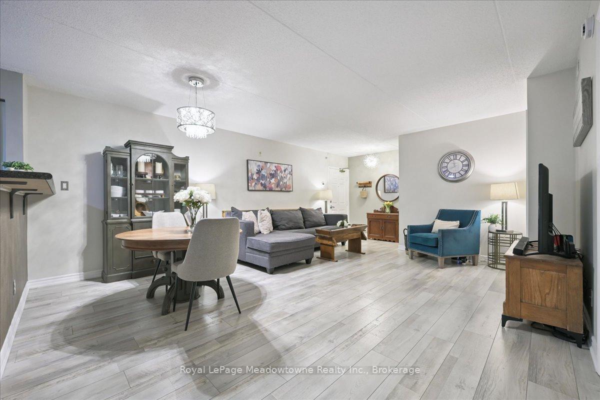 2 Bedrooms Condo at 1450 Bishops, Oakville For sale