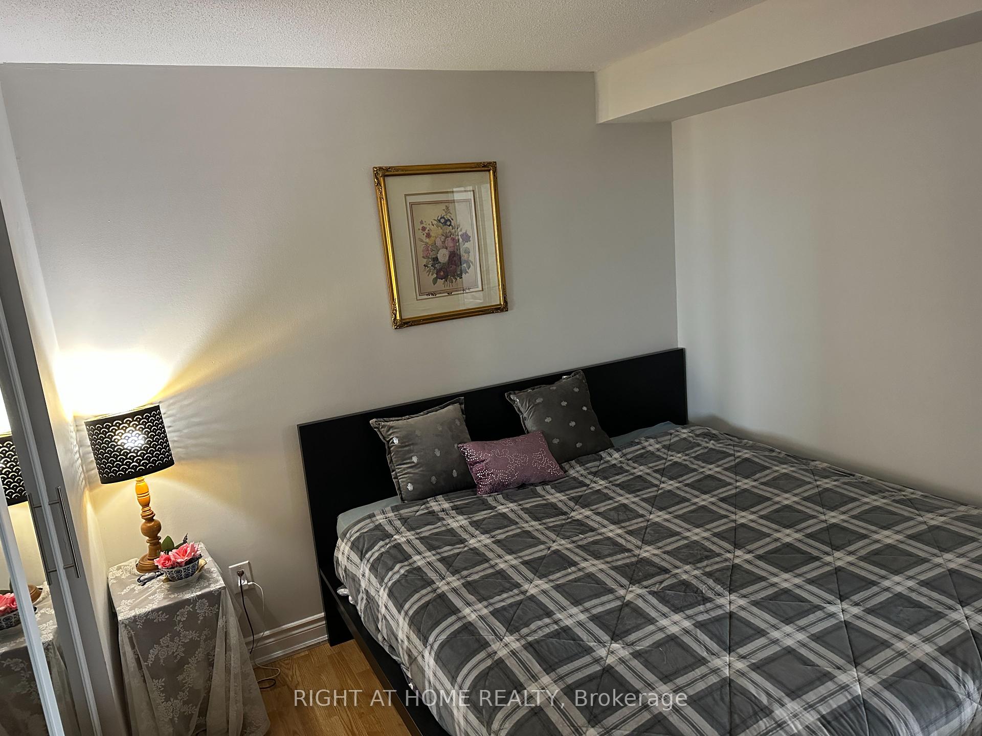 3 Bedrooms Condo at 300 Webb,  Mississauga For sale