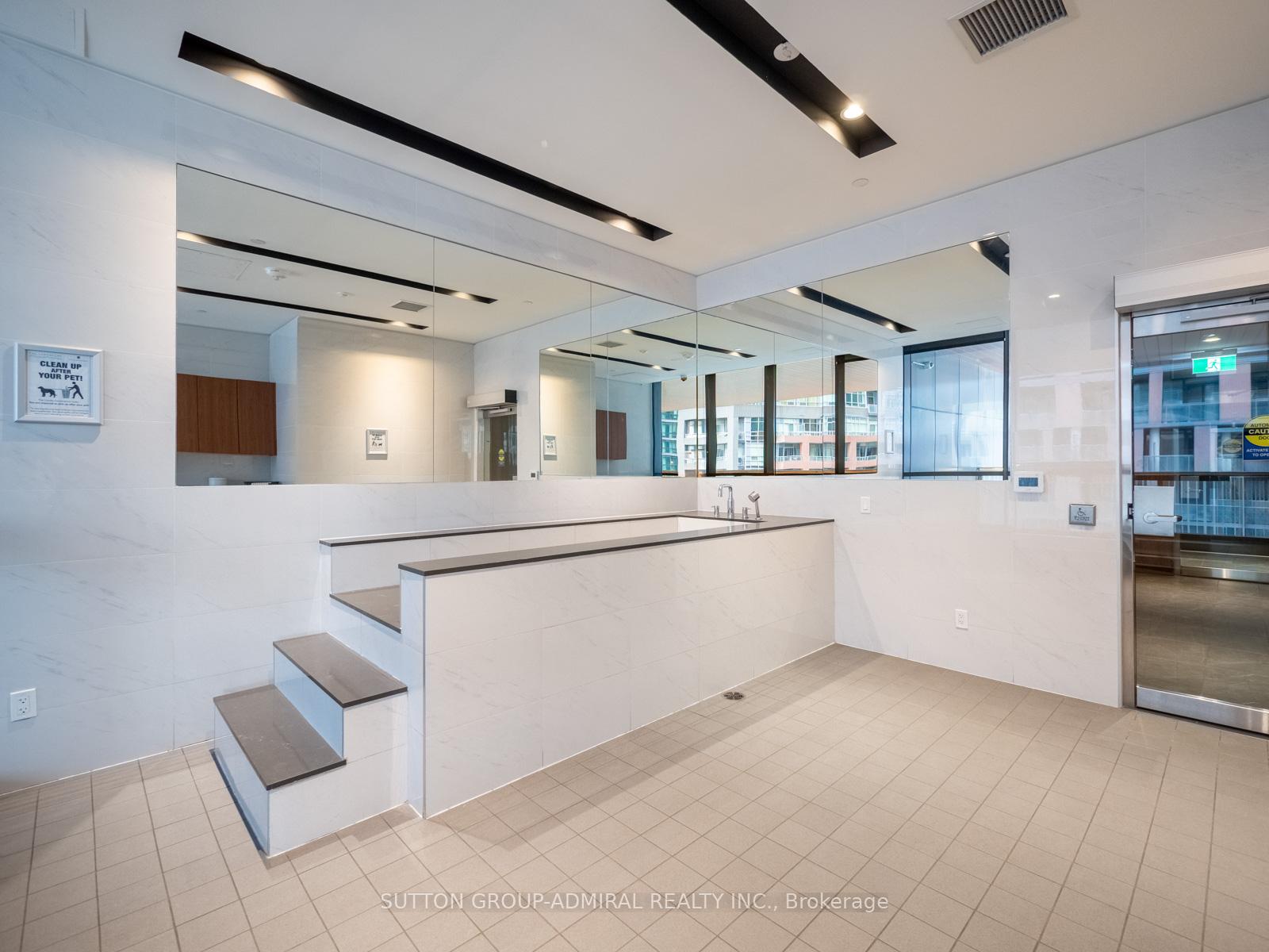 2 Bedrooms Condo at 19 Bathurst, Toronto For sale