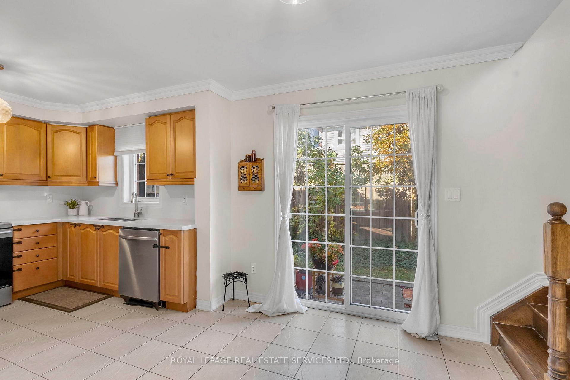 3 Bedrooms Condo at 3040 Fifth, Mississauga For sale