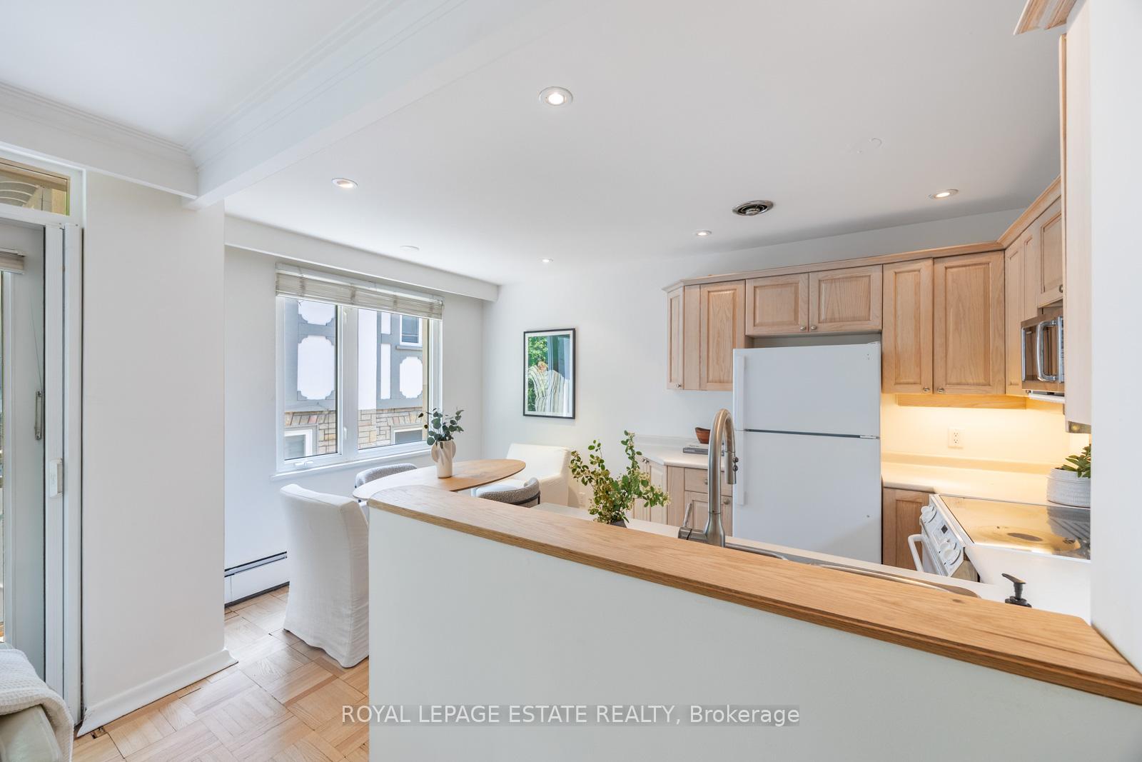 2 Bedrooms Co-op at 21 Benlamond, Toronto For sale