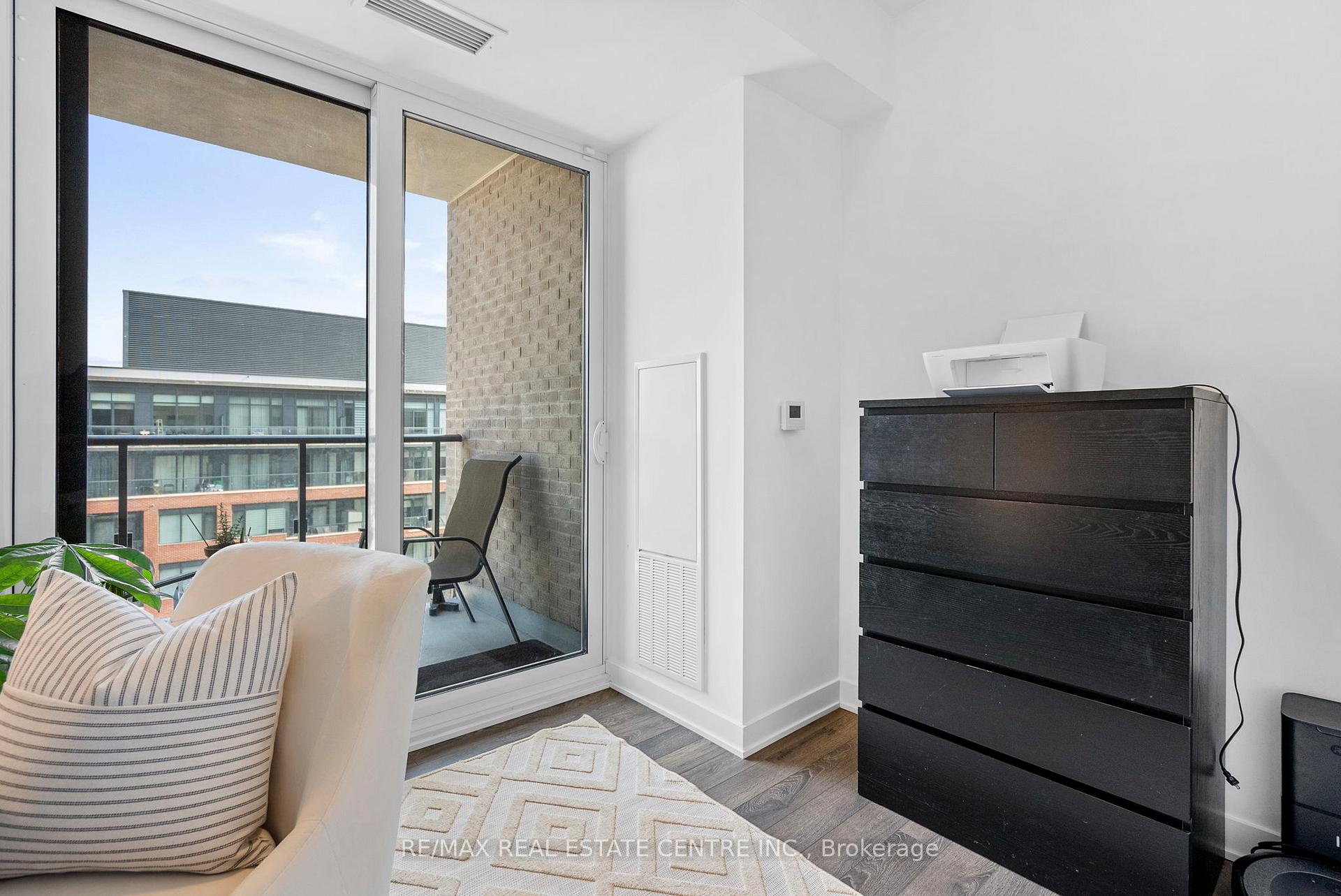 3 Bedrooms Condo at 100 Eagle Rock, Vaughan For sale
