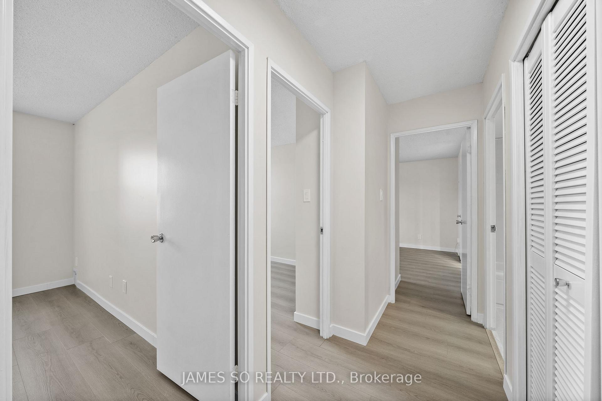 3 Bedrooms Condo at 20 Fashion Roseway,  Toronto For sale