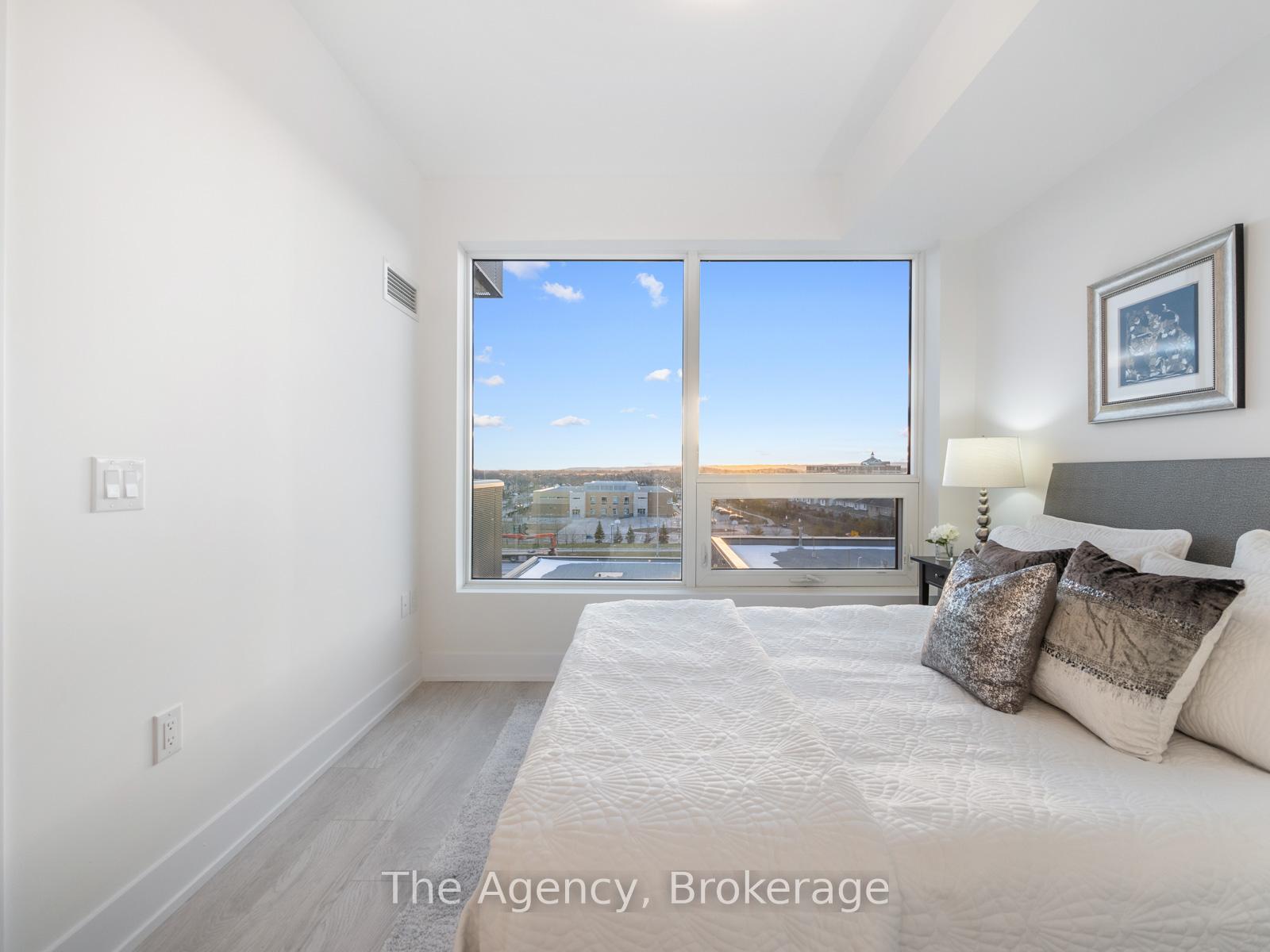 2 Bedrooms Condo at 2450 Old Bronte, Oakville For sale