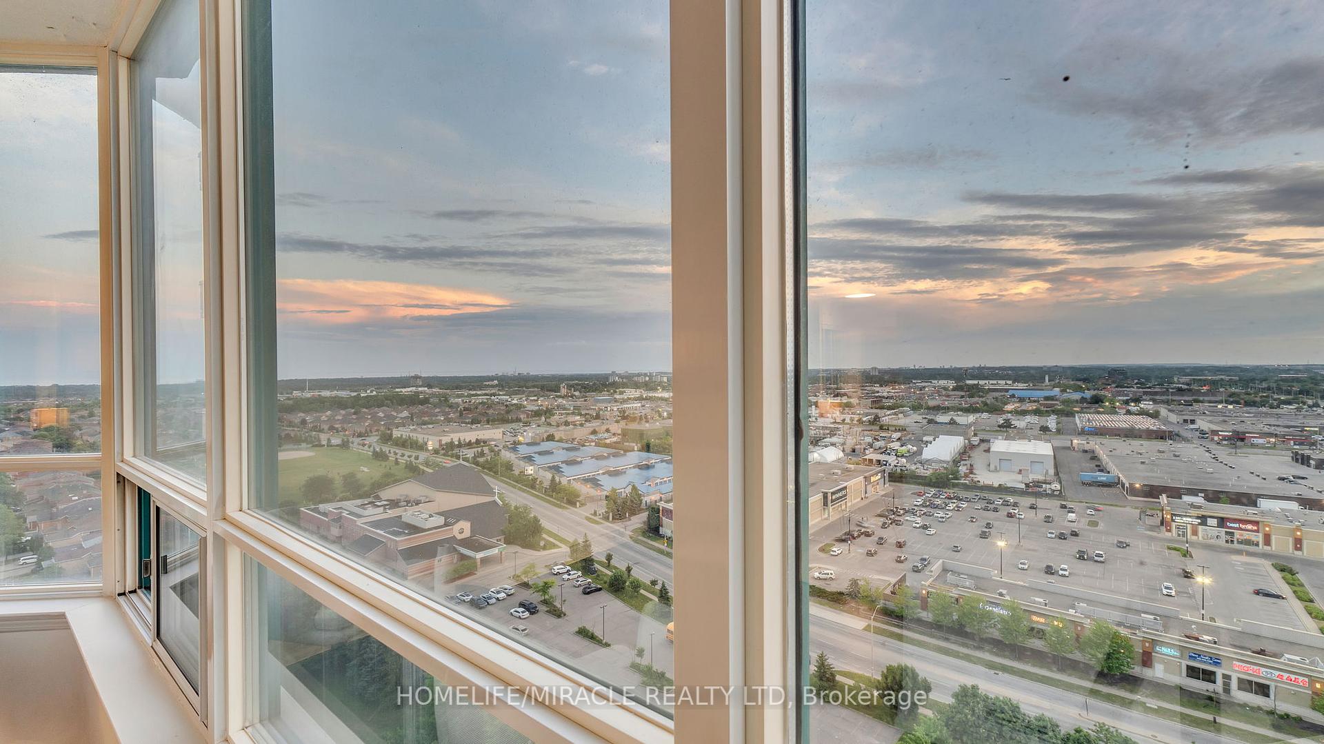 3 Bedrooms Condo at 550 Webb, Mississauga For sale
