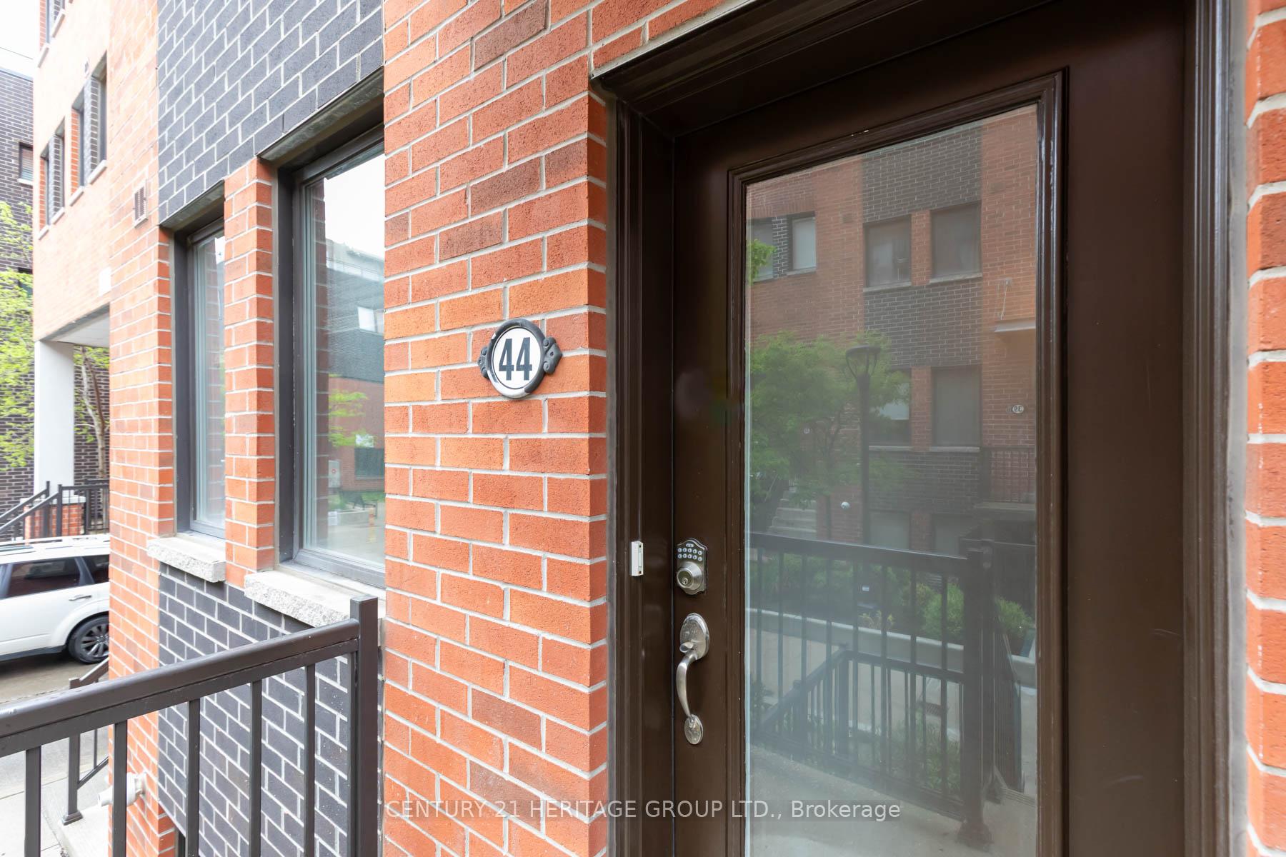 2 Bedrooms Condo at 68 Winston Park, Toronto For sale