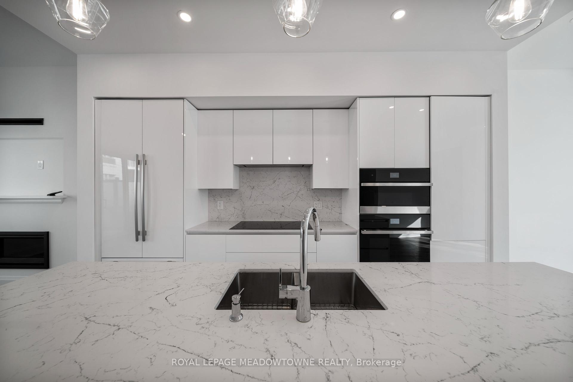 4 Bedrooms Condo at 121 High, Mississauga For sale