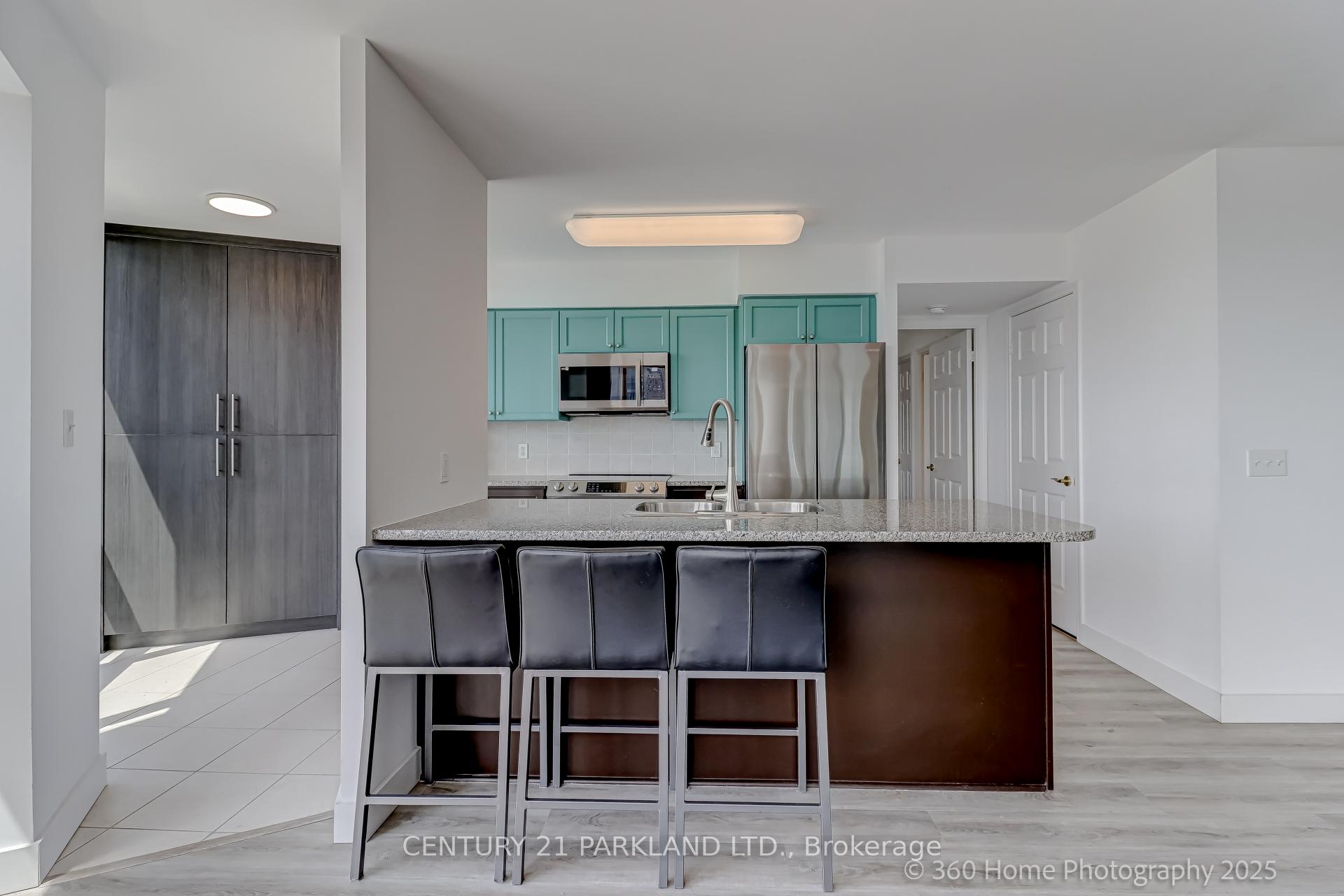 2 Bedrooms Condo at 30 Grand Trunk, Toronto For sale