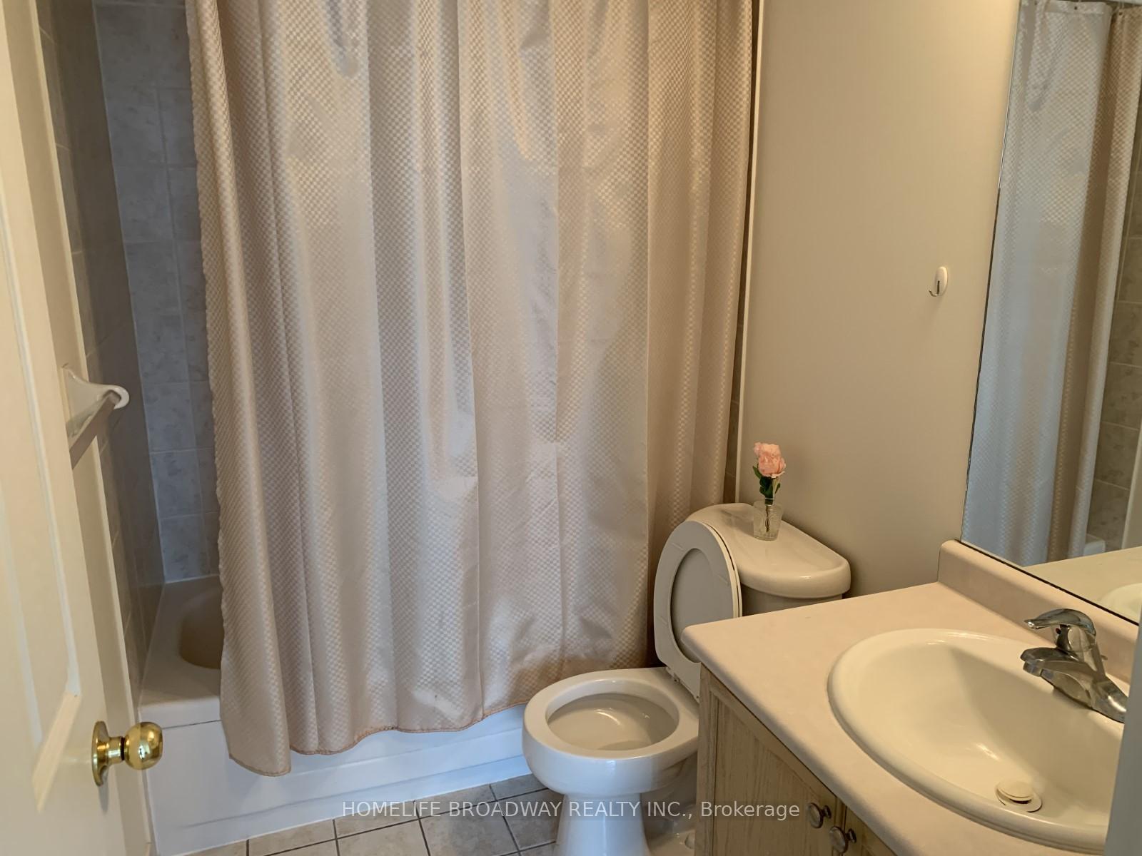3 Bedrooms Condo at 18 Parkview,  Toronto For sale
