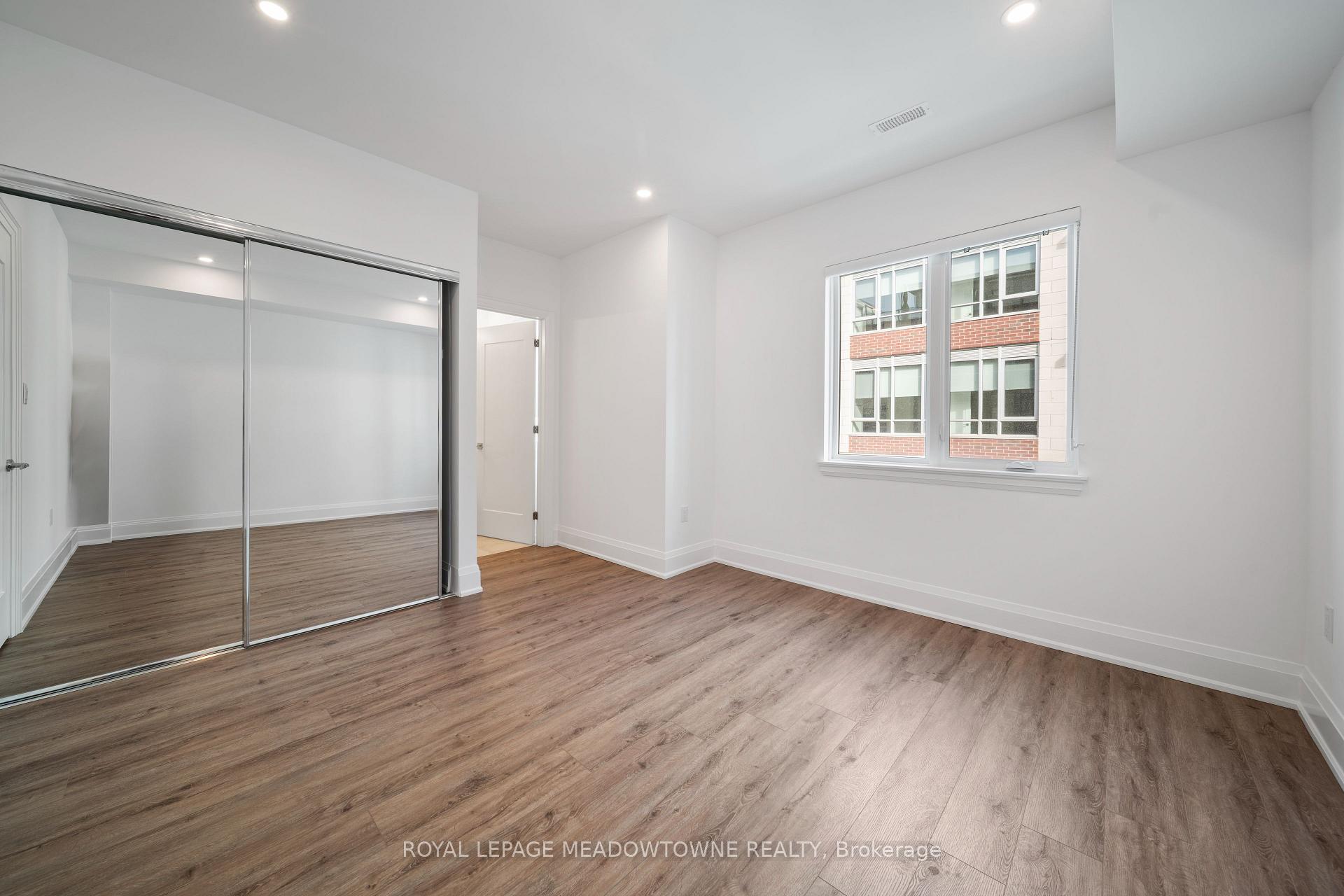 4 Bedrooms Condo at 121 High, Mississauga For sale
