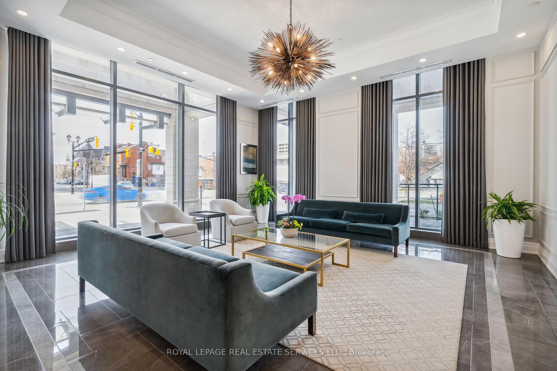 3 Bedrooms Condo at 2060 Lakeshore, Burlington For sale