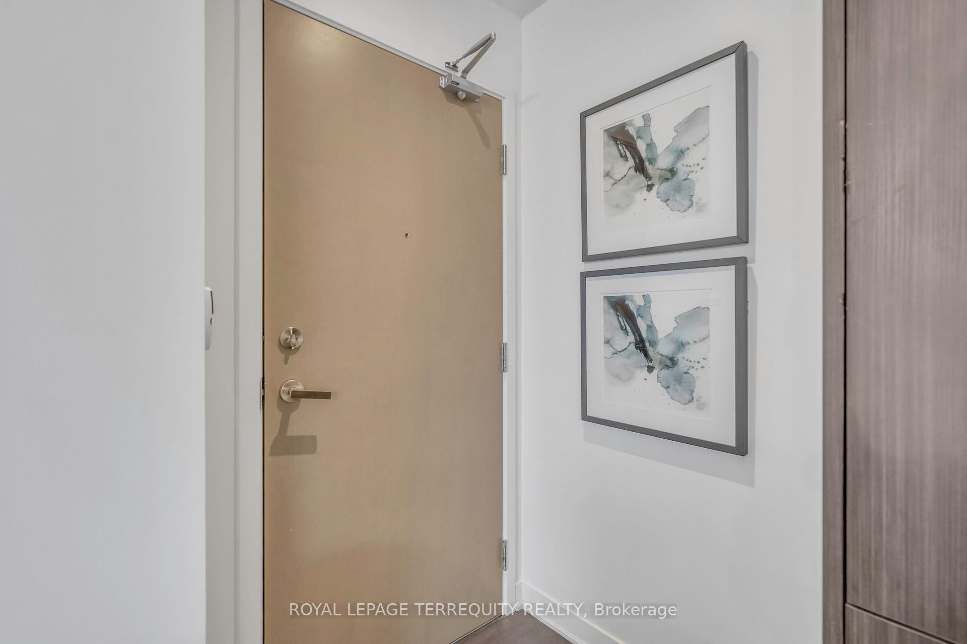 1 Bedroom Condo at 88 Harbour, Toronto For sale