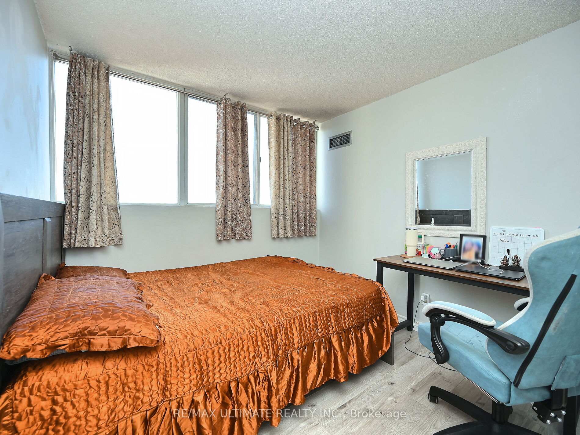 3 Bedrooms Condo at 3700 Kaneff, Mississauga For sale