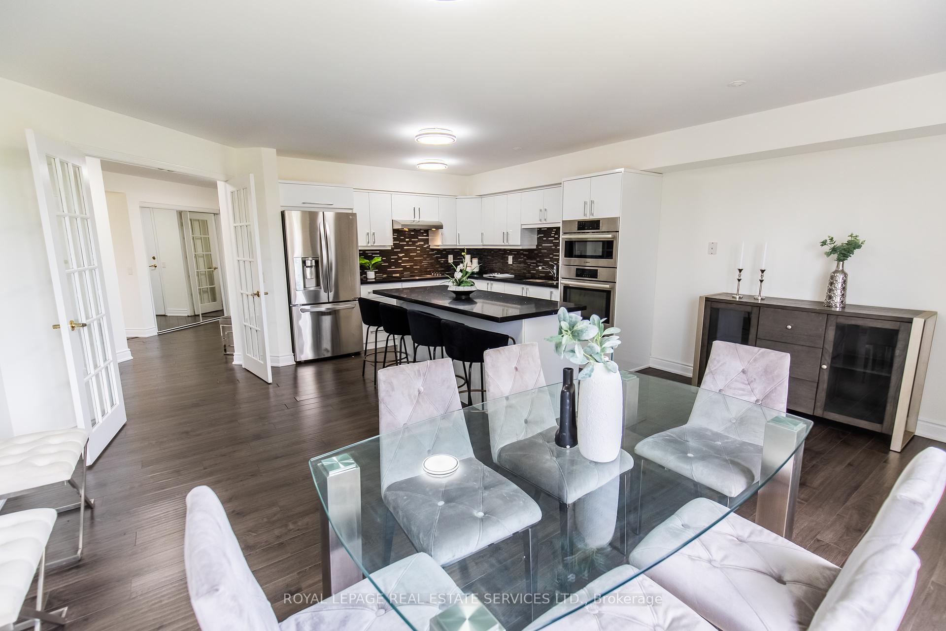 3 Bedrooms Condo at 25 Kingsbridge Garden, Mississauga For sale