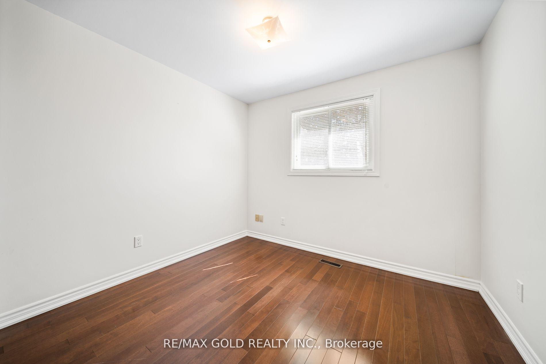 4 Bedrooms Condo at 1050 Shawnmarr, Mississauga For sale