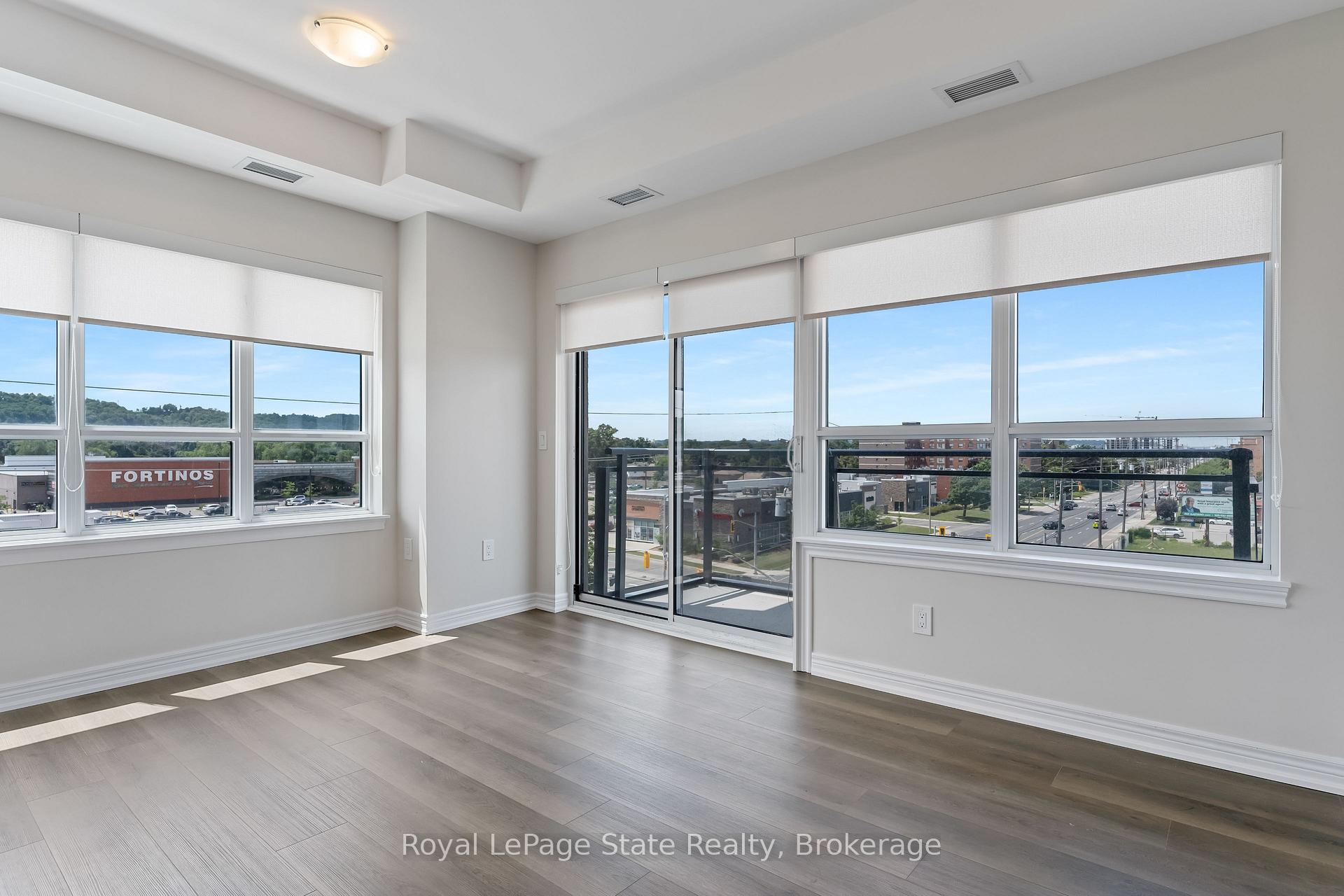2 Bedrooms Condo at 121 8,  Hamilton For sale