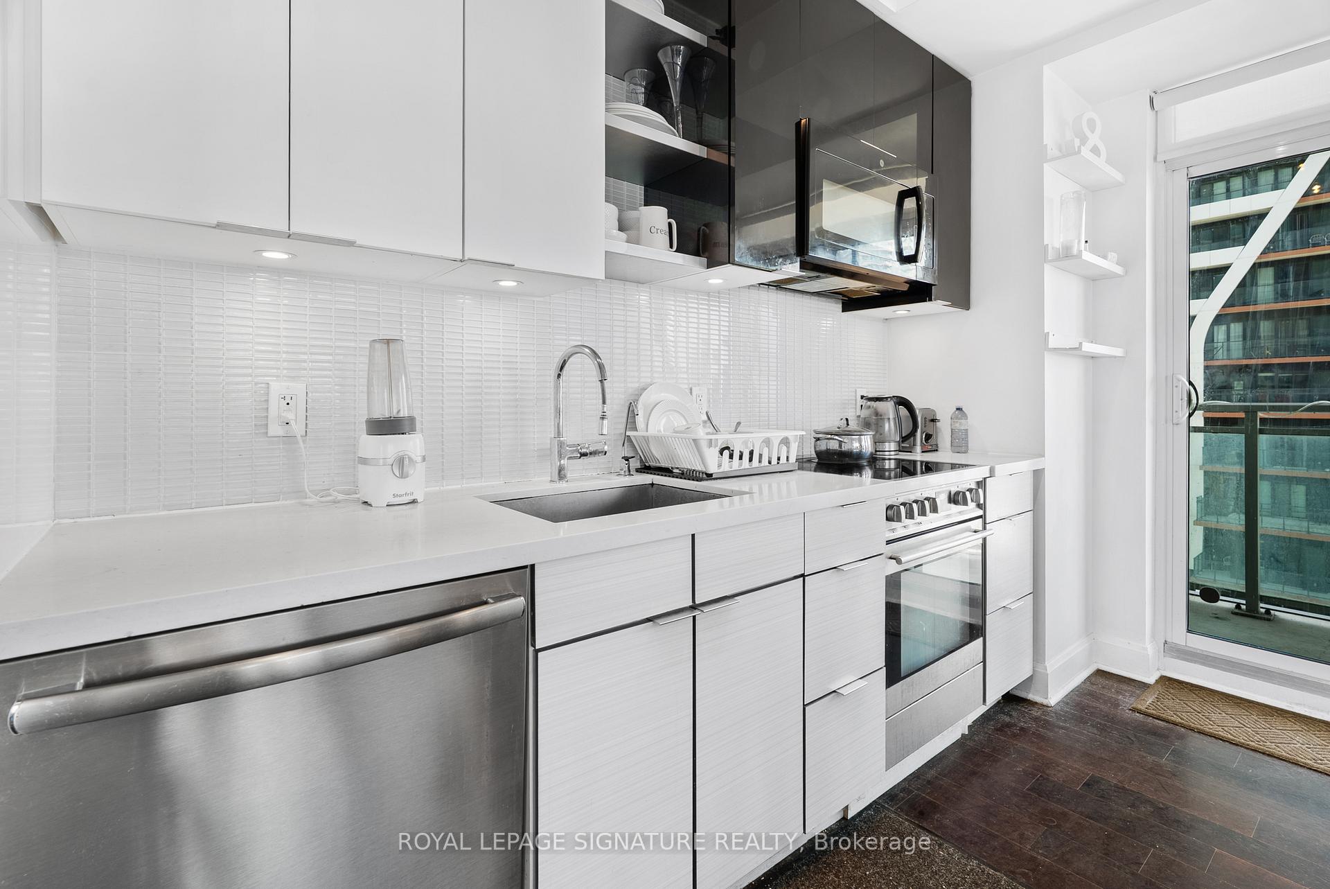 2 Bedrooms Condo at 33 Shore Breeze, Toronto For sale