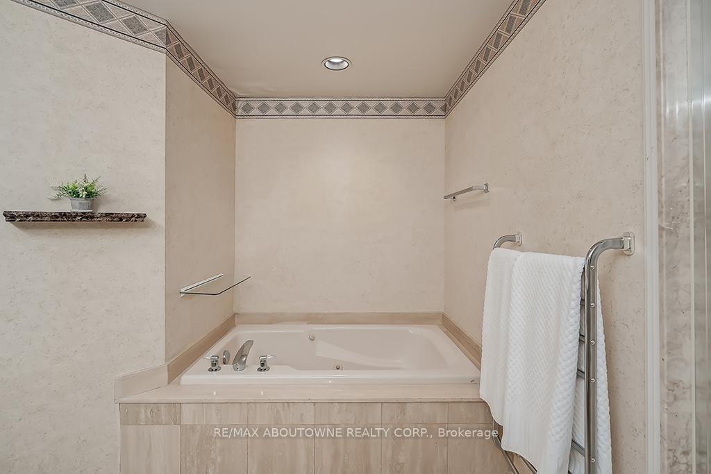 2 Bedrooms Condo at 1903 Pilgrims, Oakville For sale
