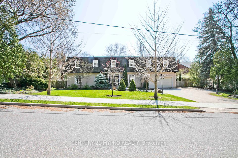 9 Shady Oaks Crescent, Toronto, ON M3C 2L4