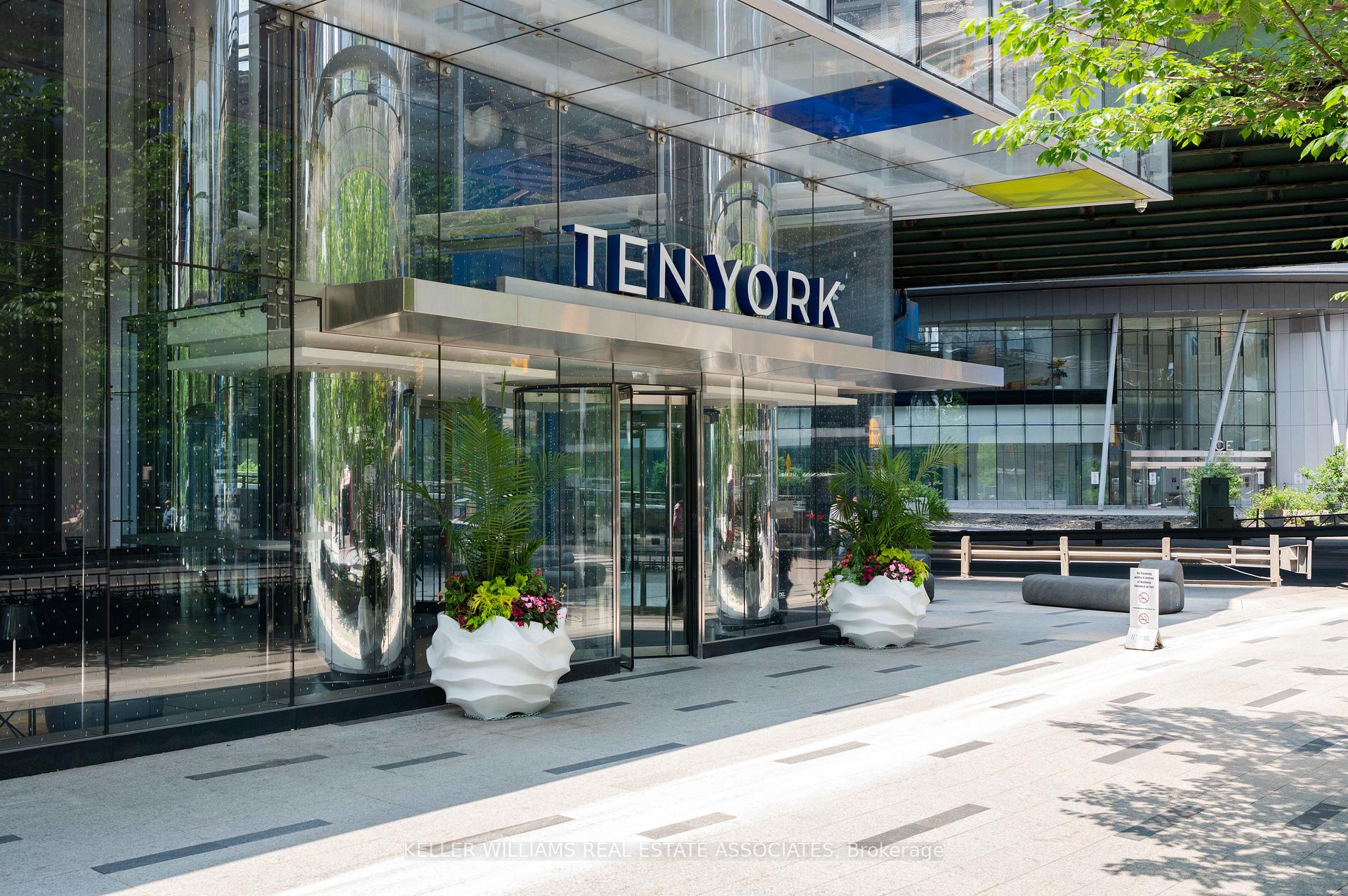 2 Bedrooms Condo at 10 York, Toronto For sale