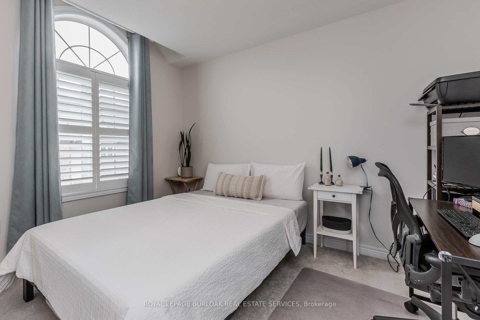 3 Bedrooms Condo at 1401 Plains, Burlington For sale