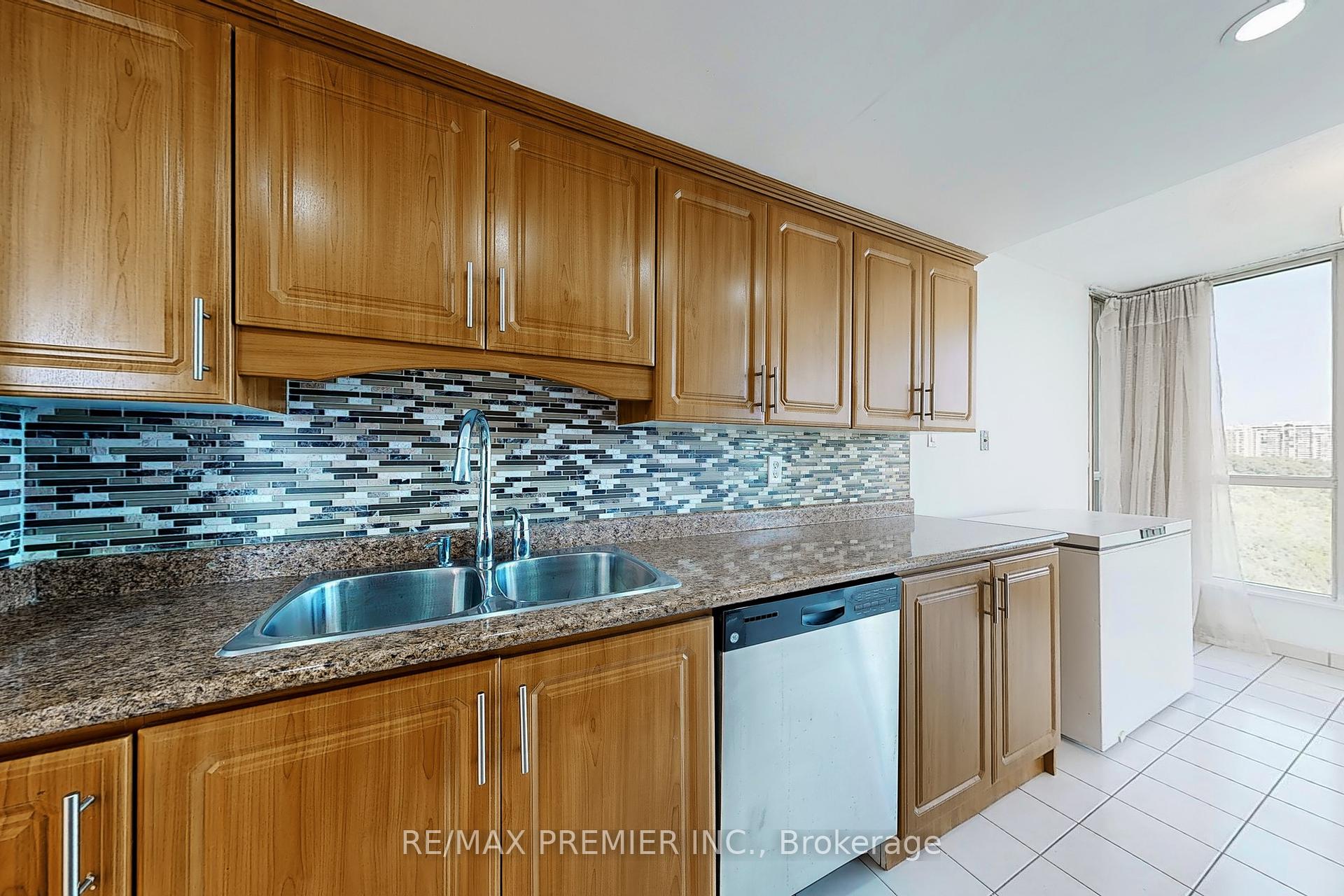 3 Bedrooms Condo at 1 Rowntree, Toronto For sale