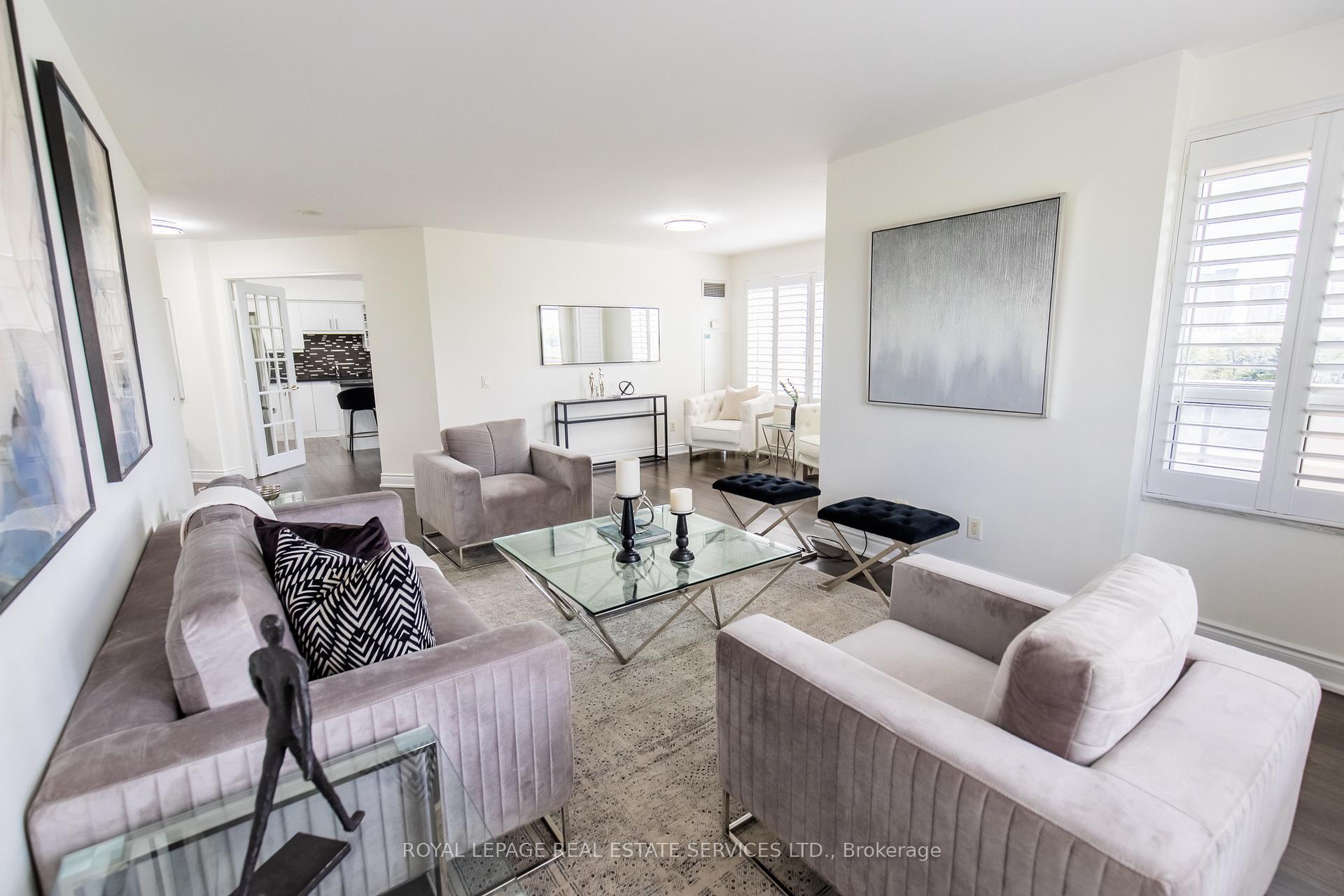 3 Bedrooms Condo at 25 Kingsbridge Garden, Mississauga For sale