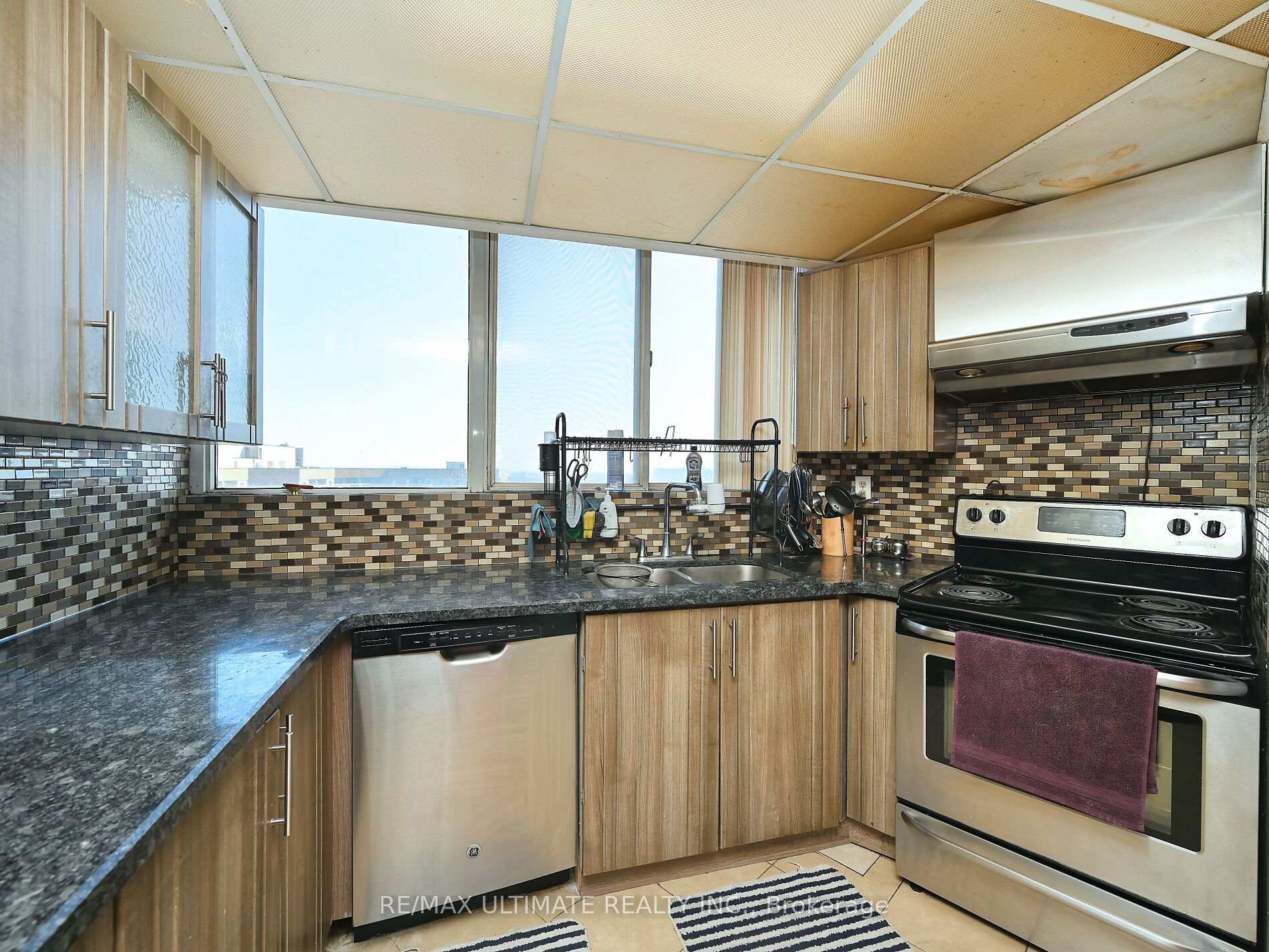 3 Bedrooms Condo at 3700 Kaneff, Mississauga For sale