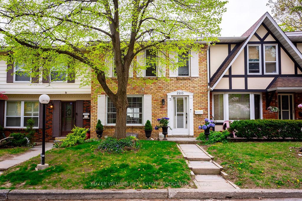 3 Bedrooms Condo at 2216 Upper Middle, Burlington For sale