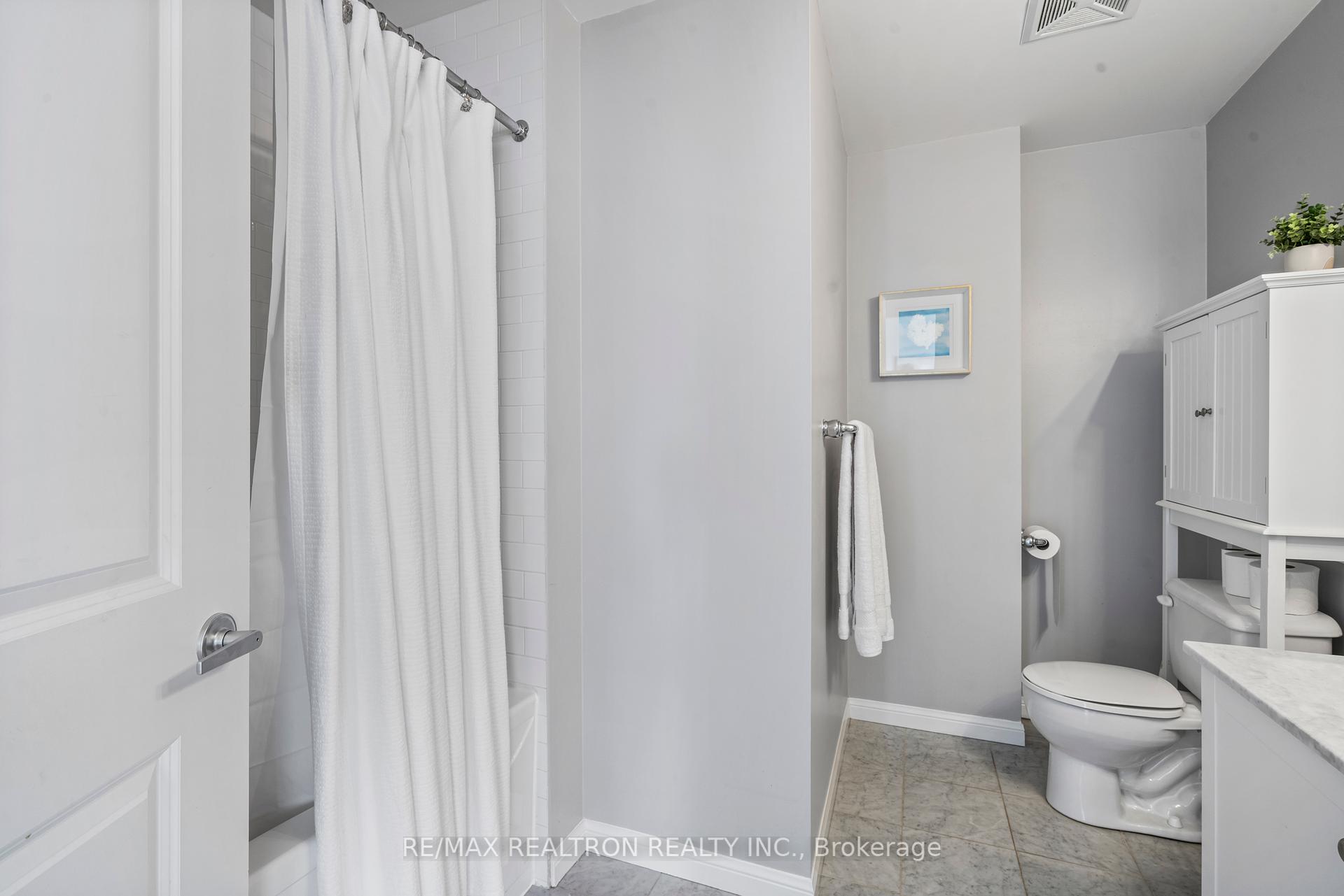 2 Bedrooms Condo at 15 Windermere, Toronto For sale