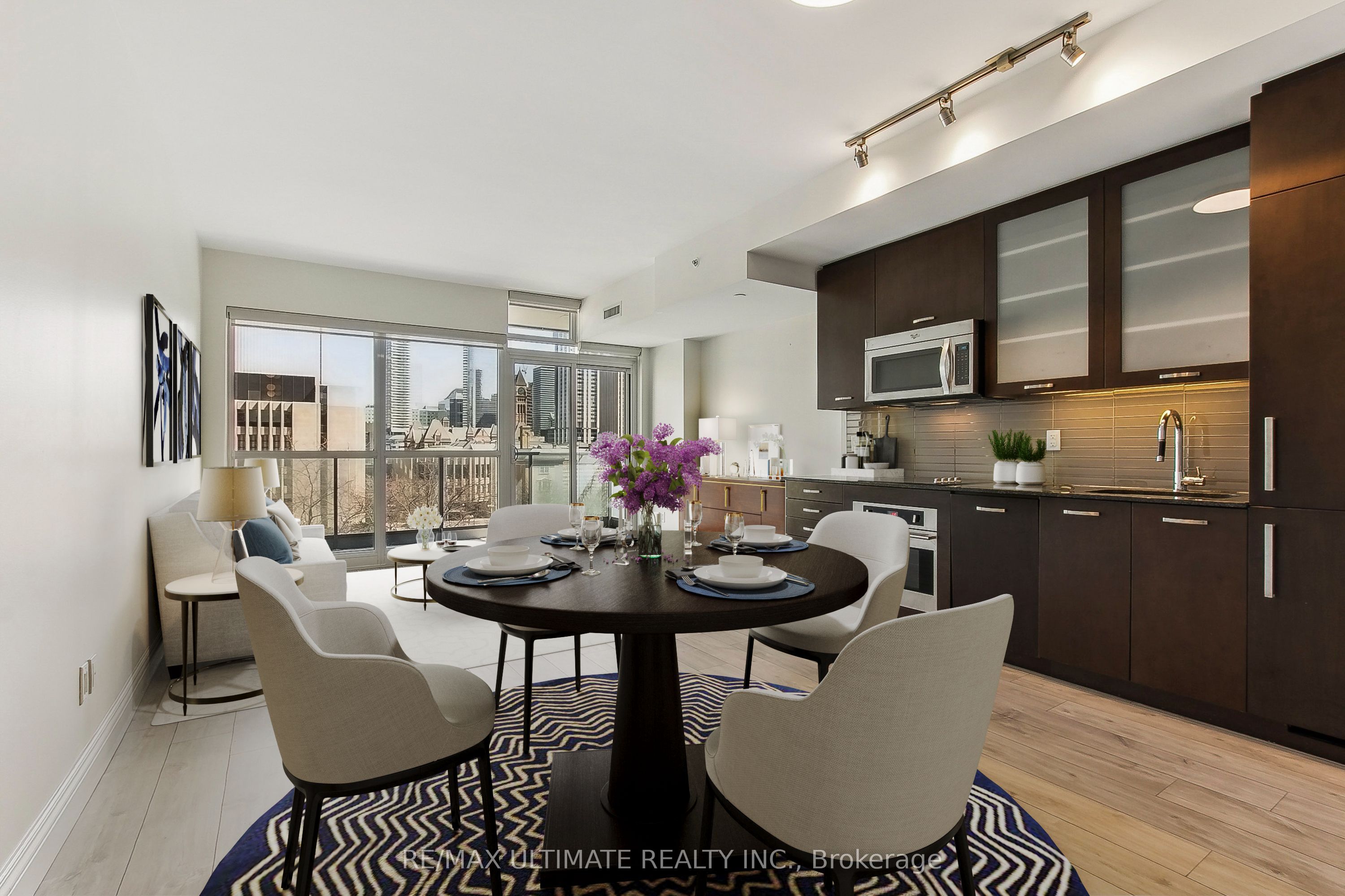 210 Simcoe Street, #611