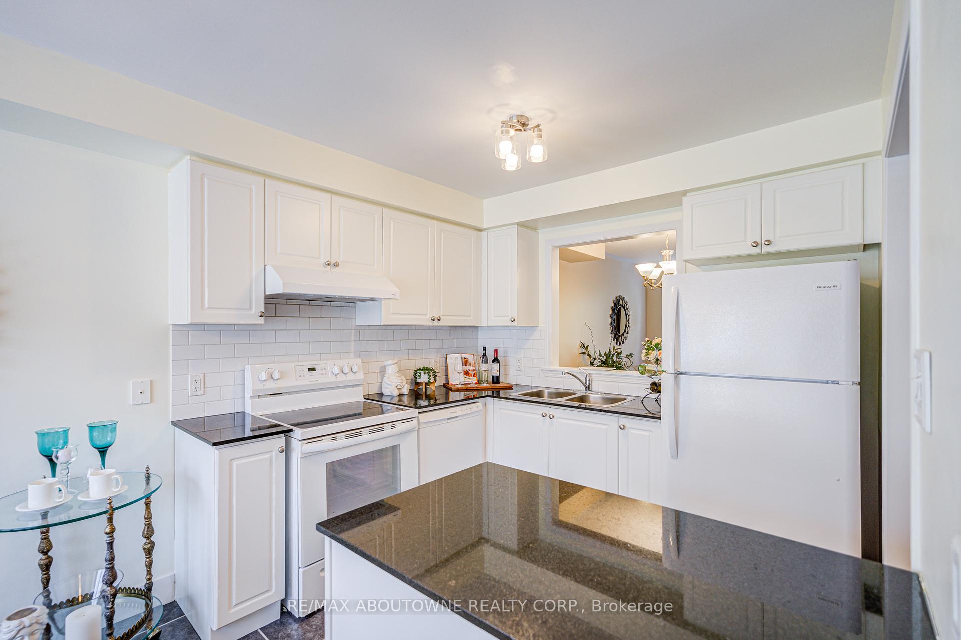 3 Bedrooms Condo at 470 Beach, Hamilton For sale