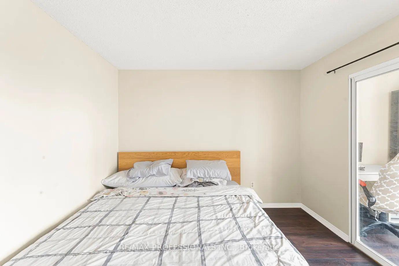 2 Bedrooms Condo at 50 Kingsbridge Garden, Mississauga For sale