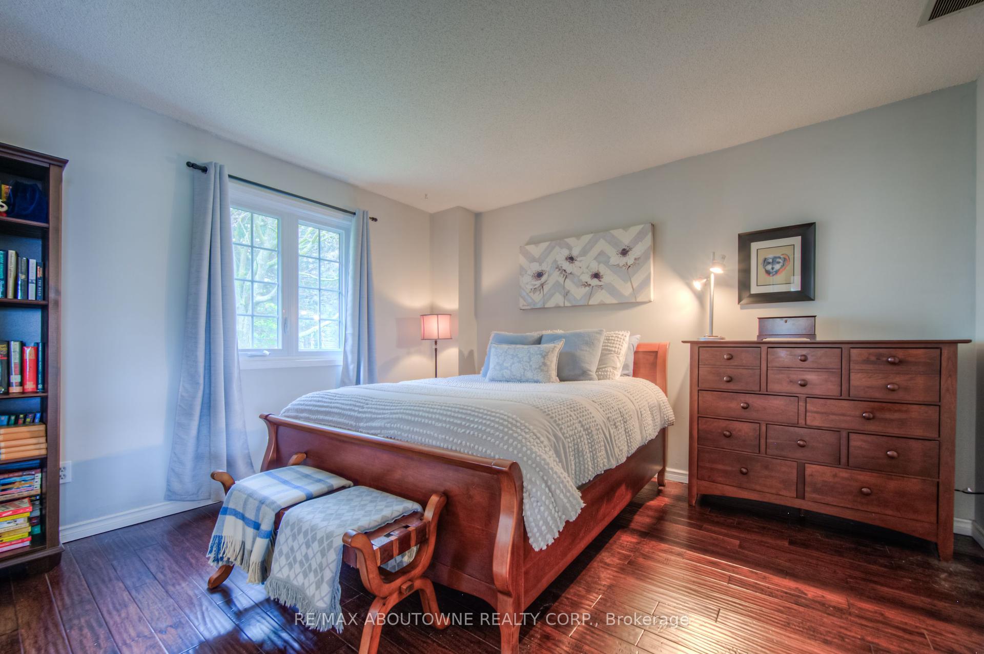 2 Bedrooms Condo at 2110 Cleaver, Burlington For sale