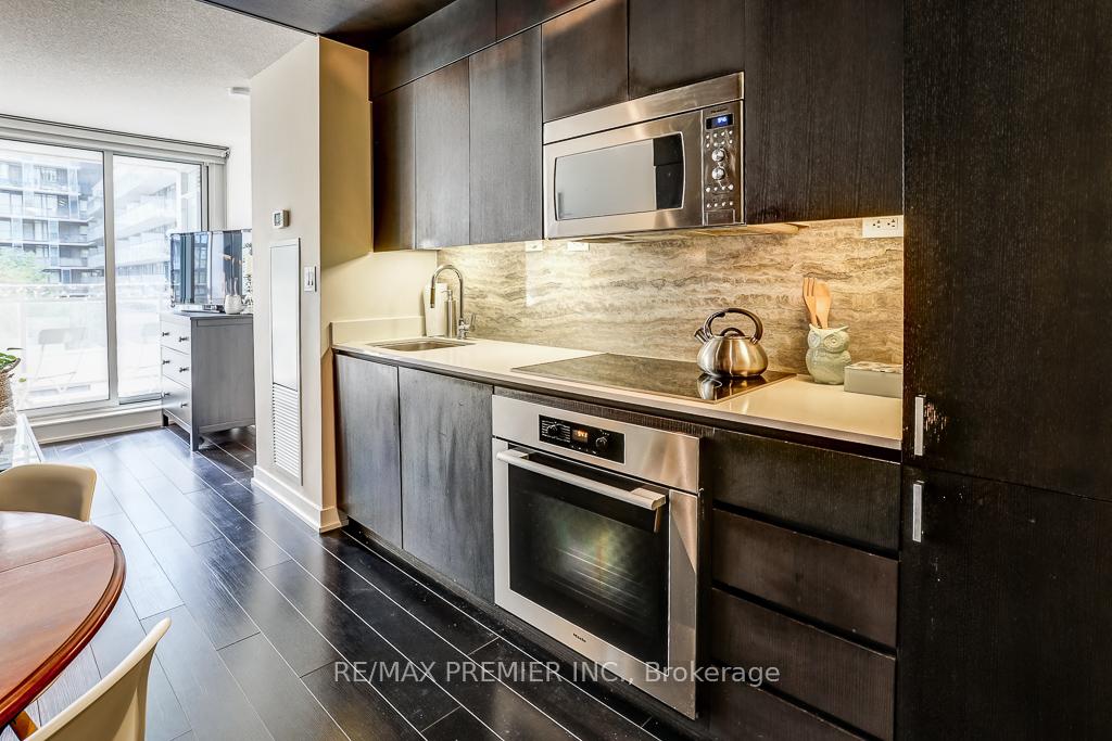 2 Bedrooms Condo at 10 Capreol, Toronto For sale