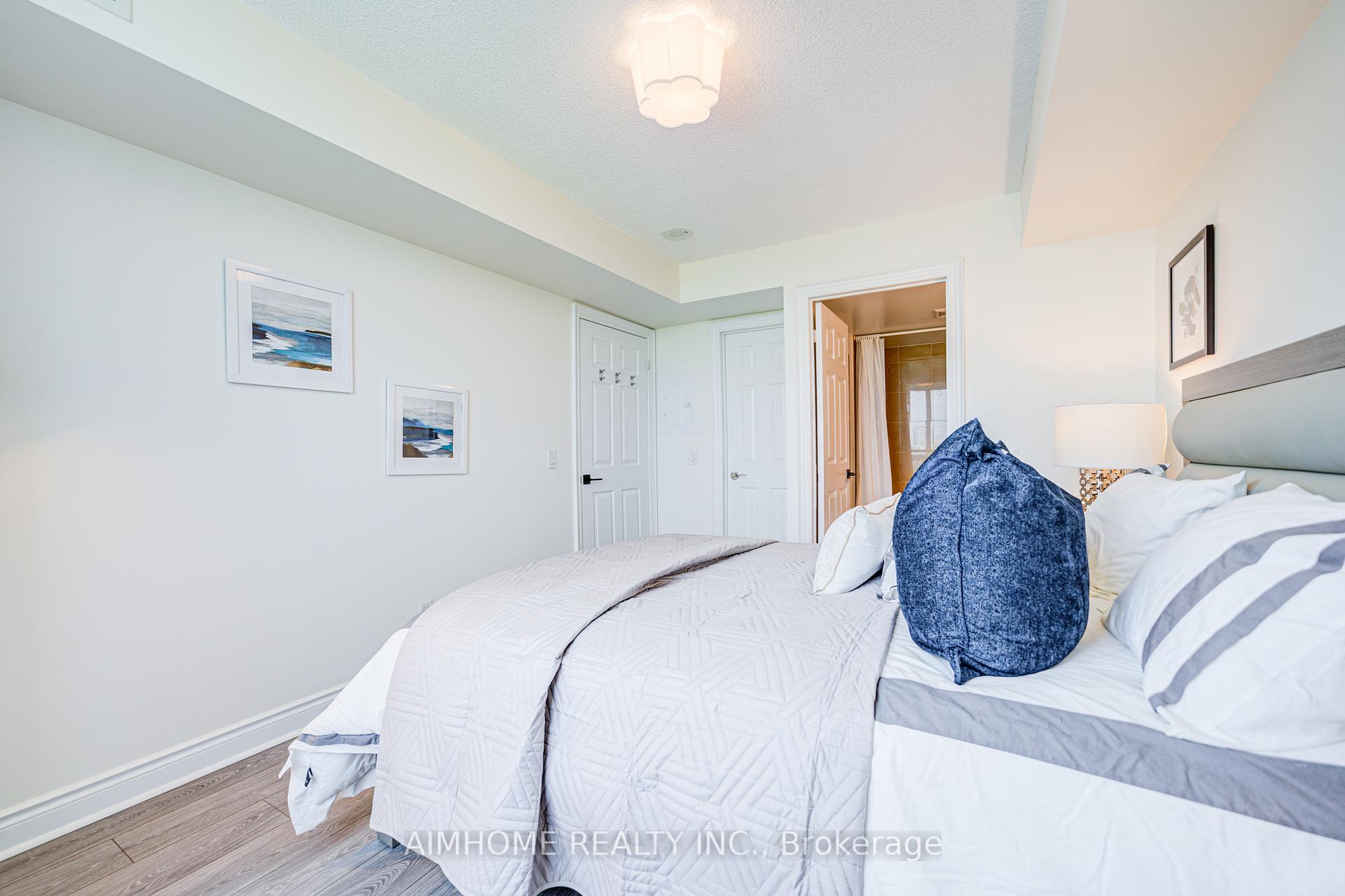 2 Bedrooms Condo at 25 Greenview, Toronto For sale