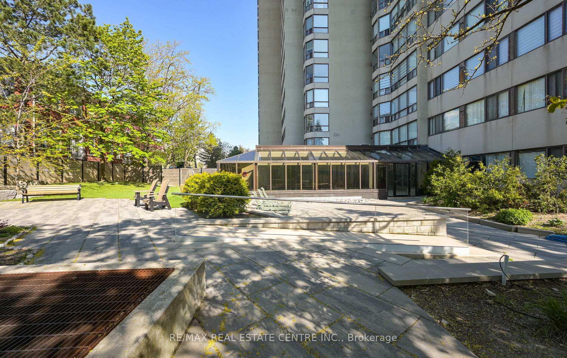 3 Bedrooms Condo at 200 Robert Speck, Mississauga For sale