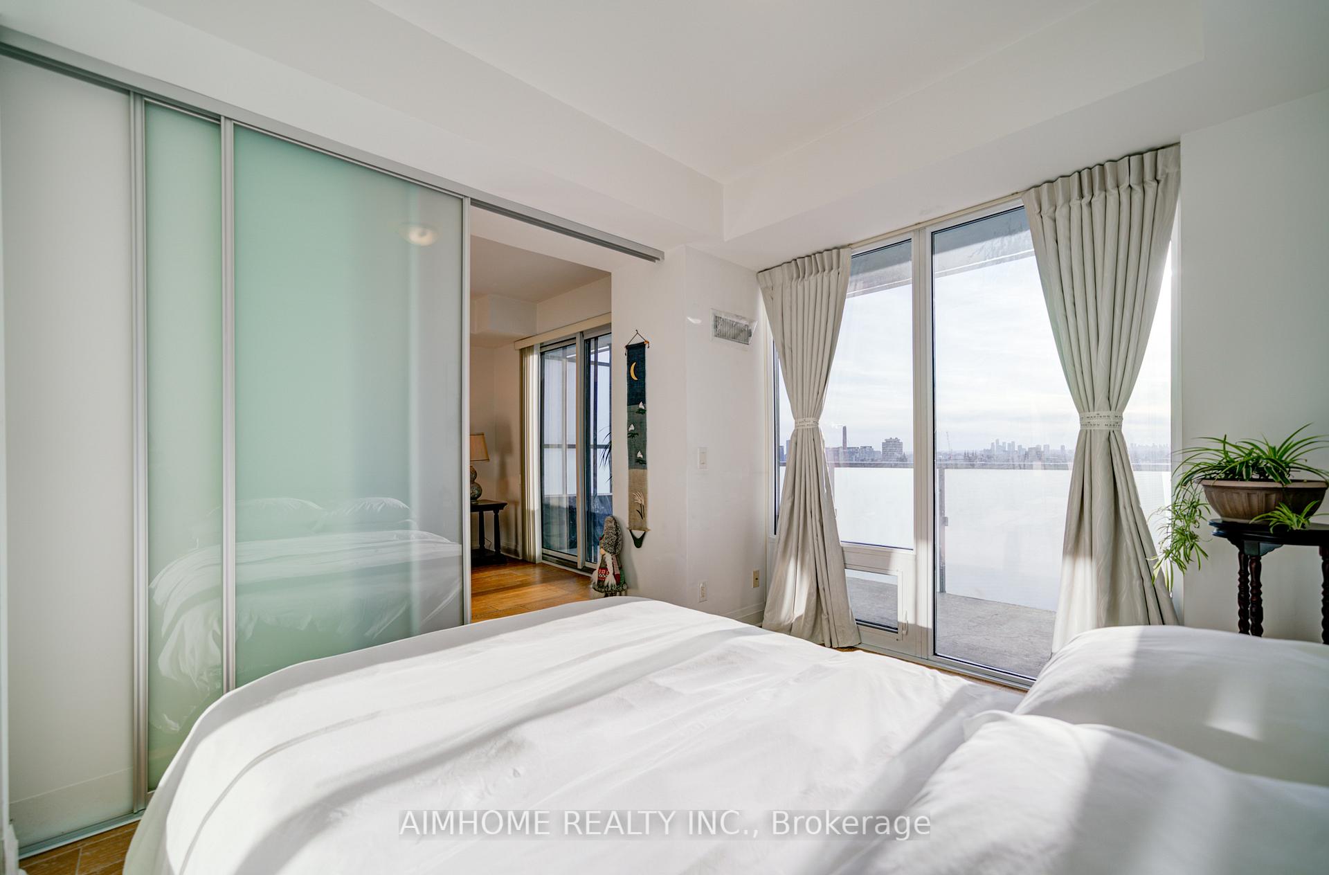 2 Bedrooms Condo at 1080 Bay, Toronto For sale