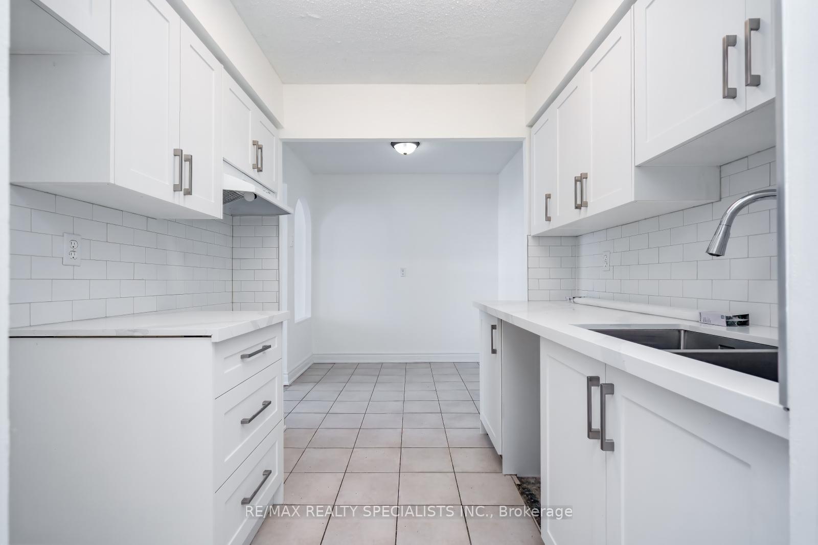 3 Bedrooms Condo at 2556 Argyle, Mississauga For sale