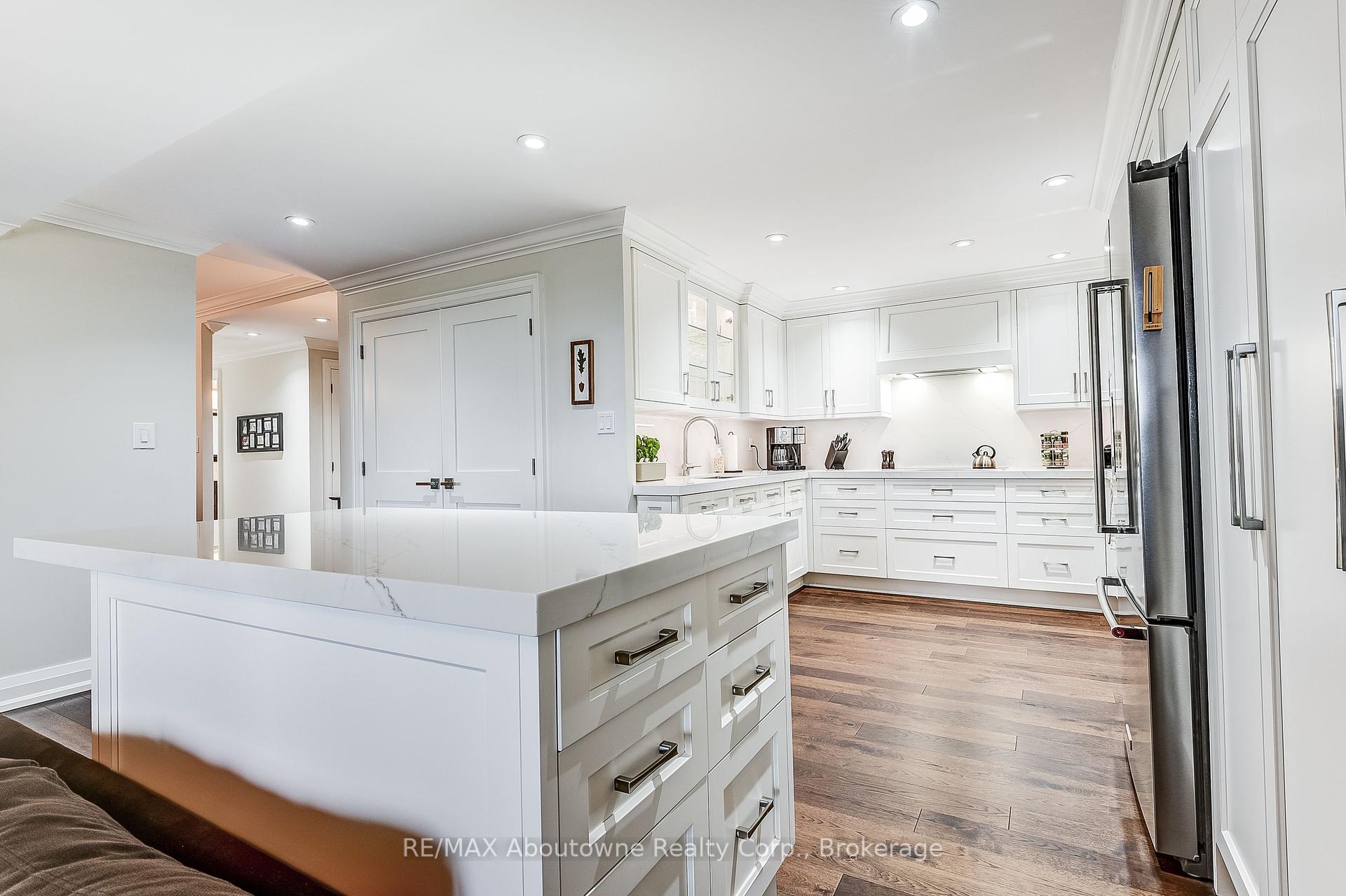 2 Bedrooms Condo at 2180 Marine, Oakville For sale